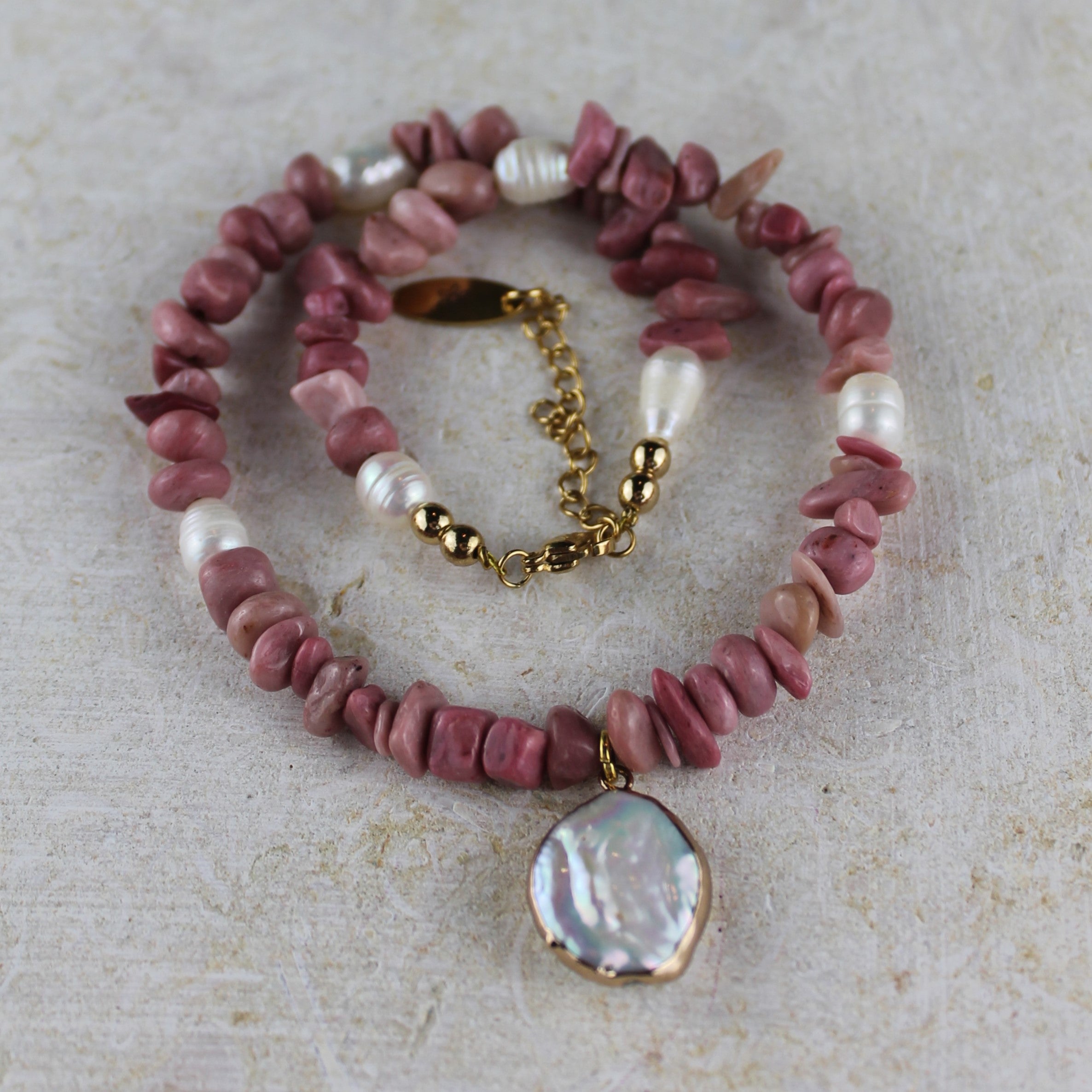 Rhodochrosit Splitter mit Süßwasserperlen Choker Kette mit Anhänger Barockperle