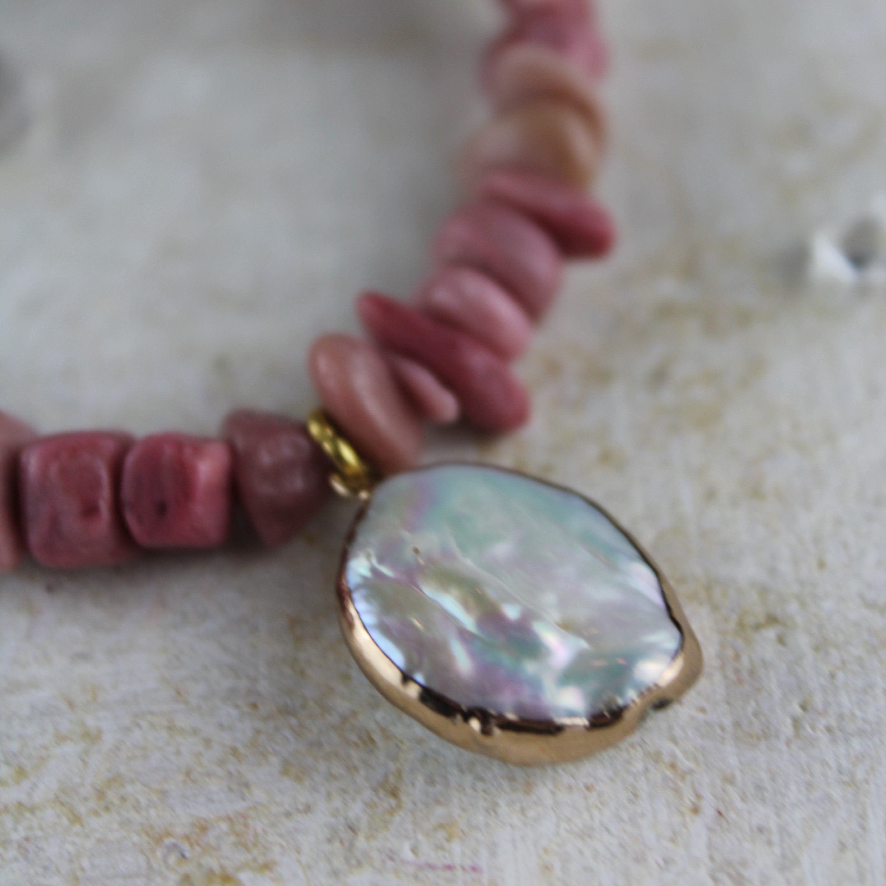 Rhodochrosit Splitter mit Süßwasserperlen Choker Kette mit Anhänger Barockperle