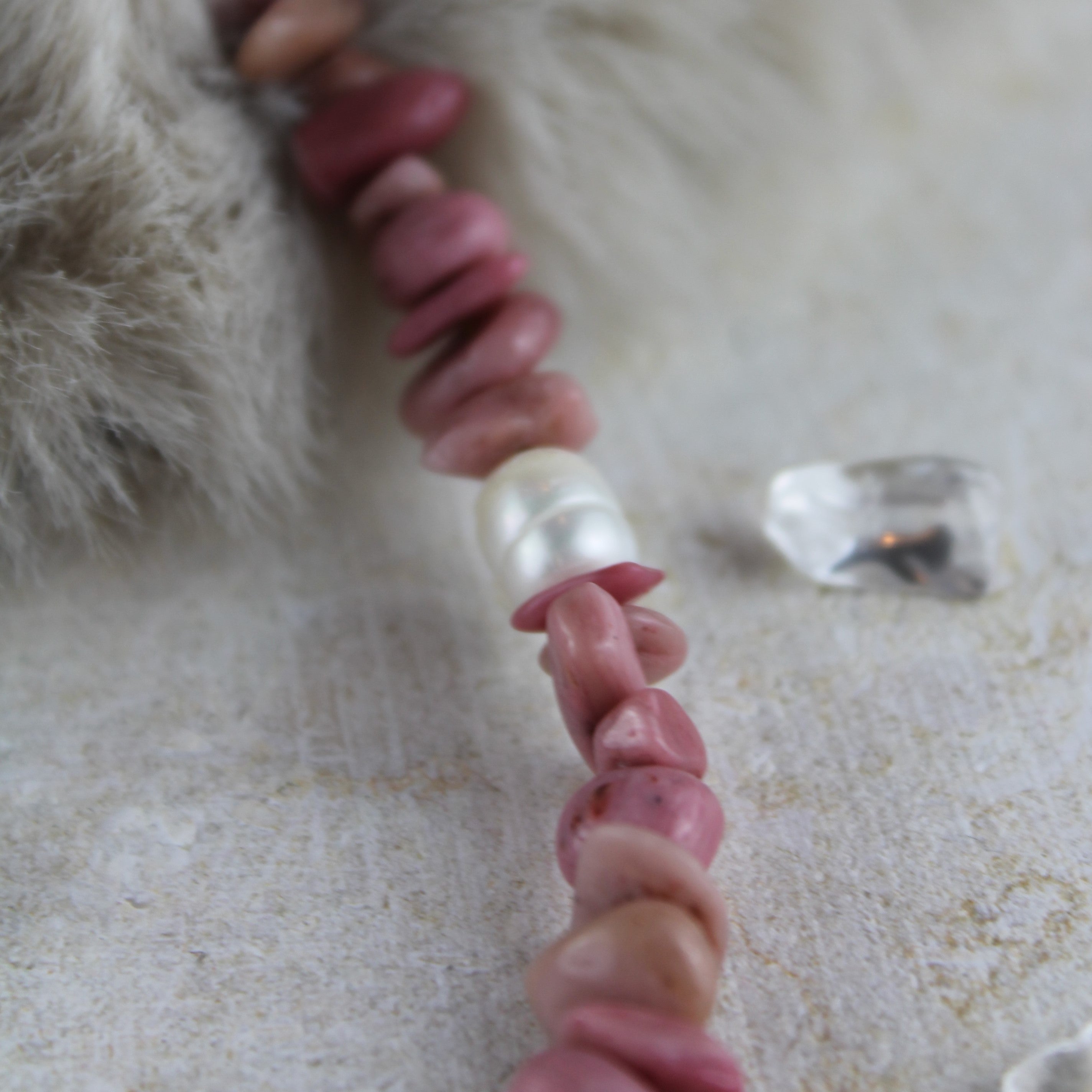 Rhodochrosit Splitter mit Süßwasserperlen Choker Kette mit Anhänger Barockperle