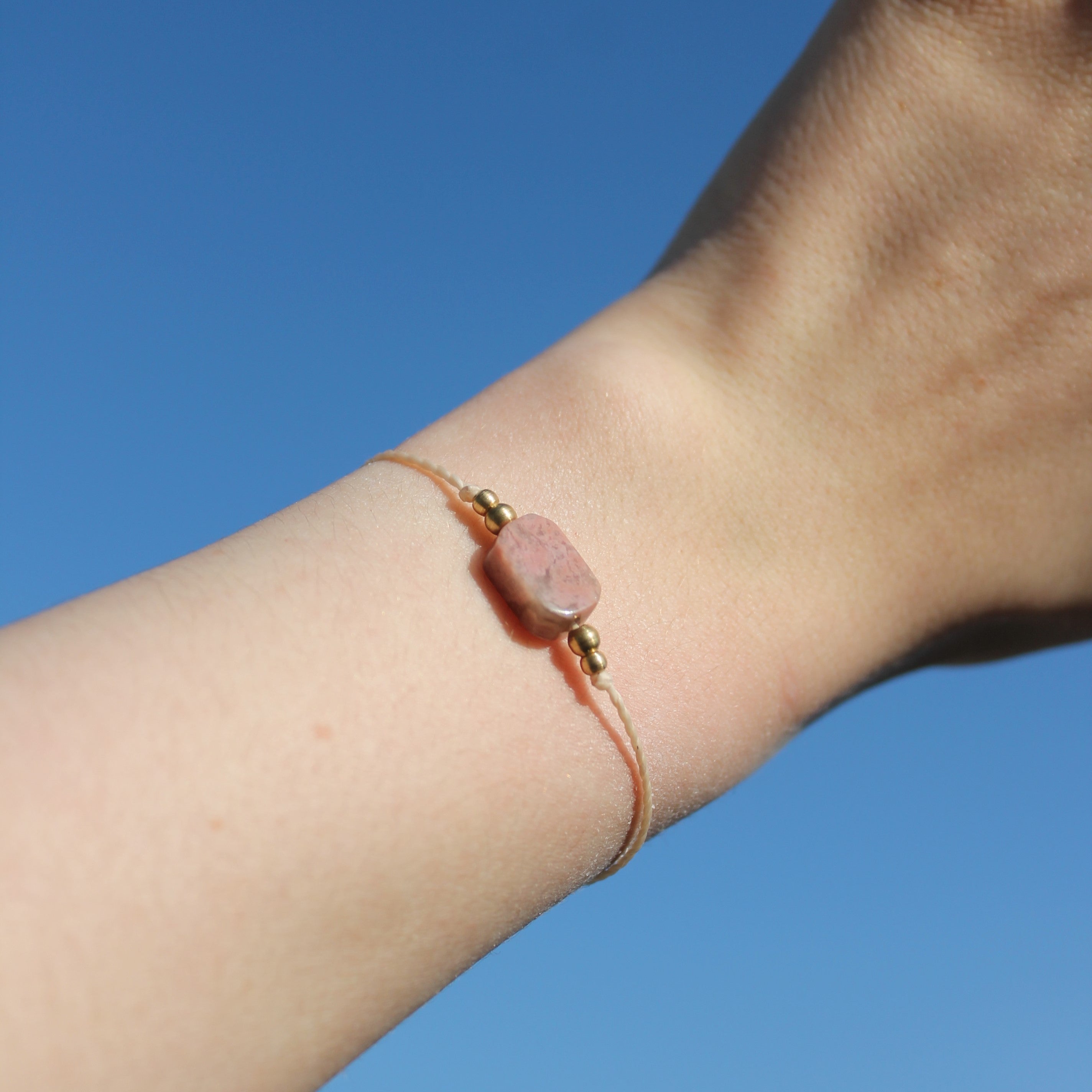 Rhodochrosit pur Edelsteinarmband Makramee goldfarben