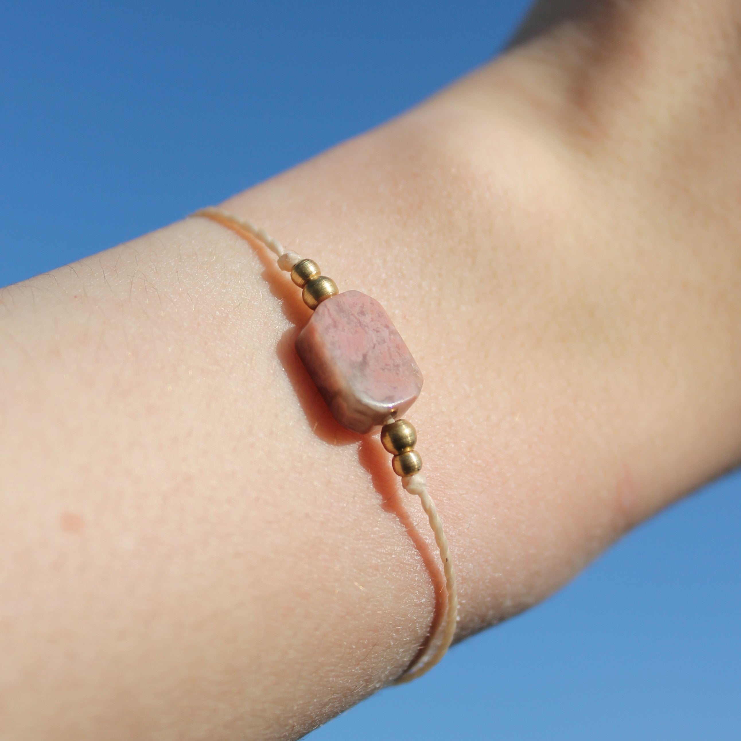 Rhodochrosit pur Edelsteinarmband Makramee goldfarben