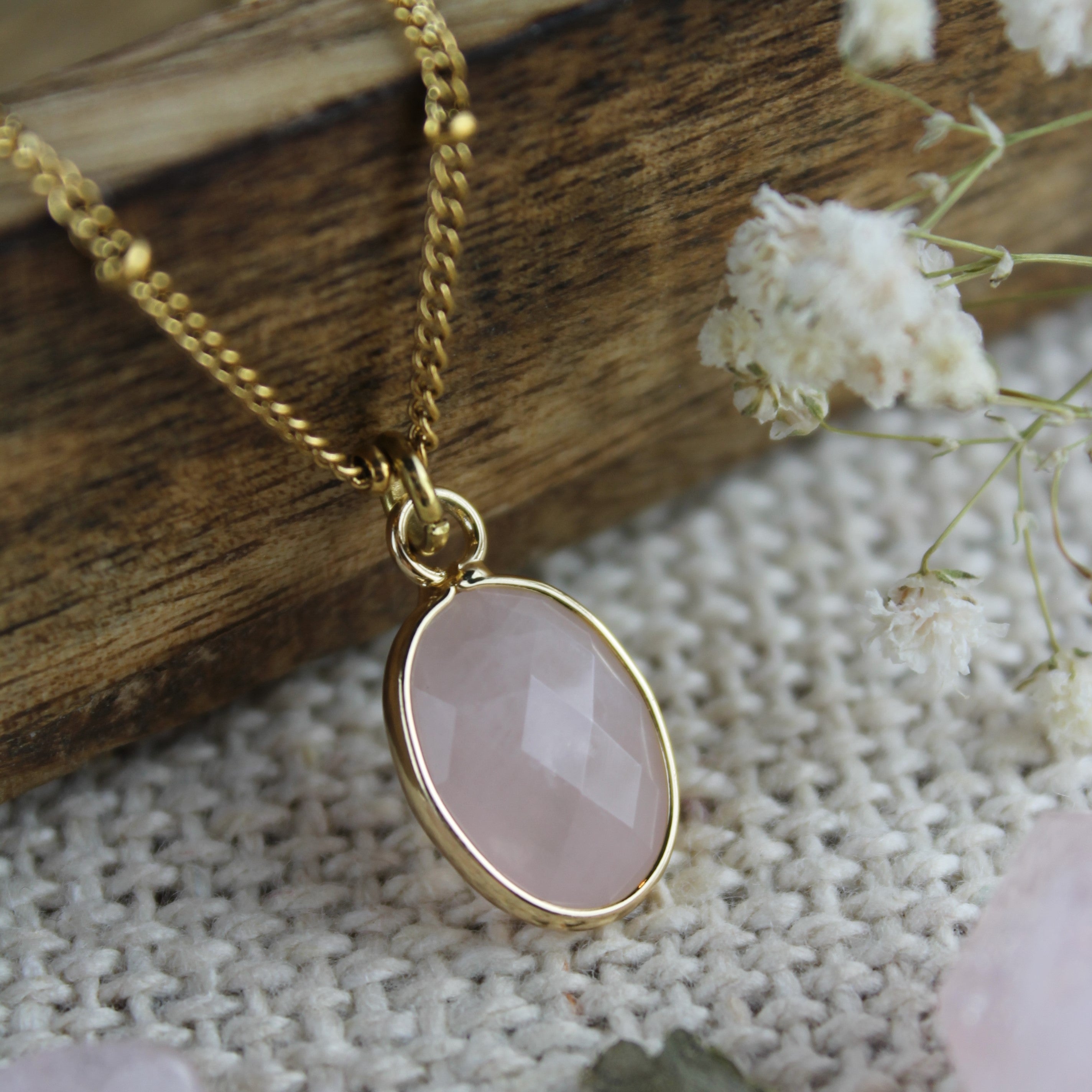 Rosenquarz klein Edelsteinanhänger Kette goldfarben