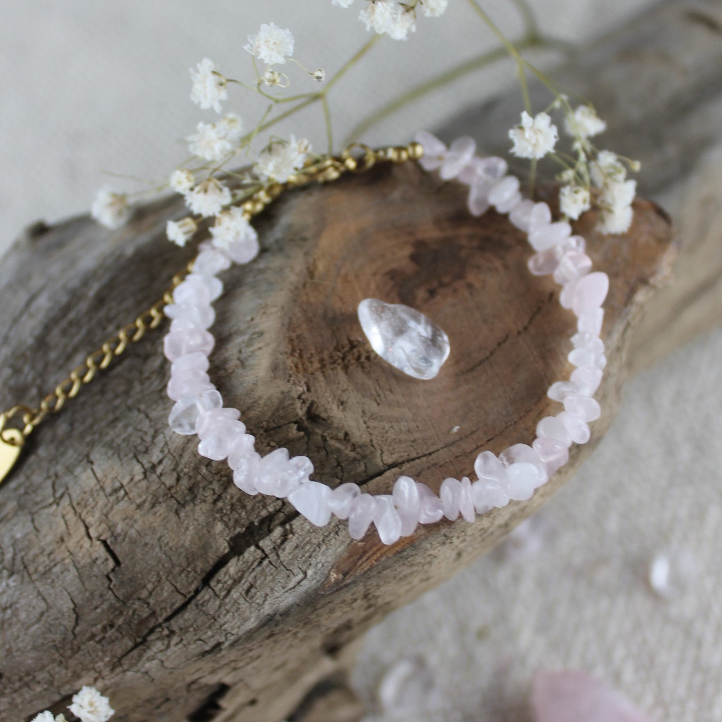 Rosenquarz Splitter Edelsteinarmband mit Verschluss goldfarben