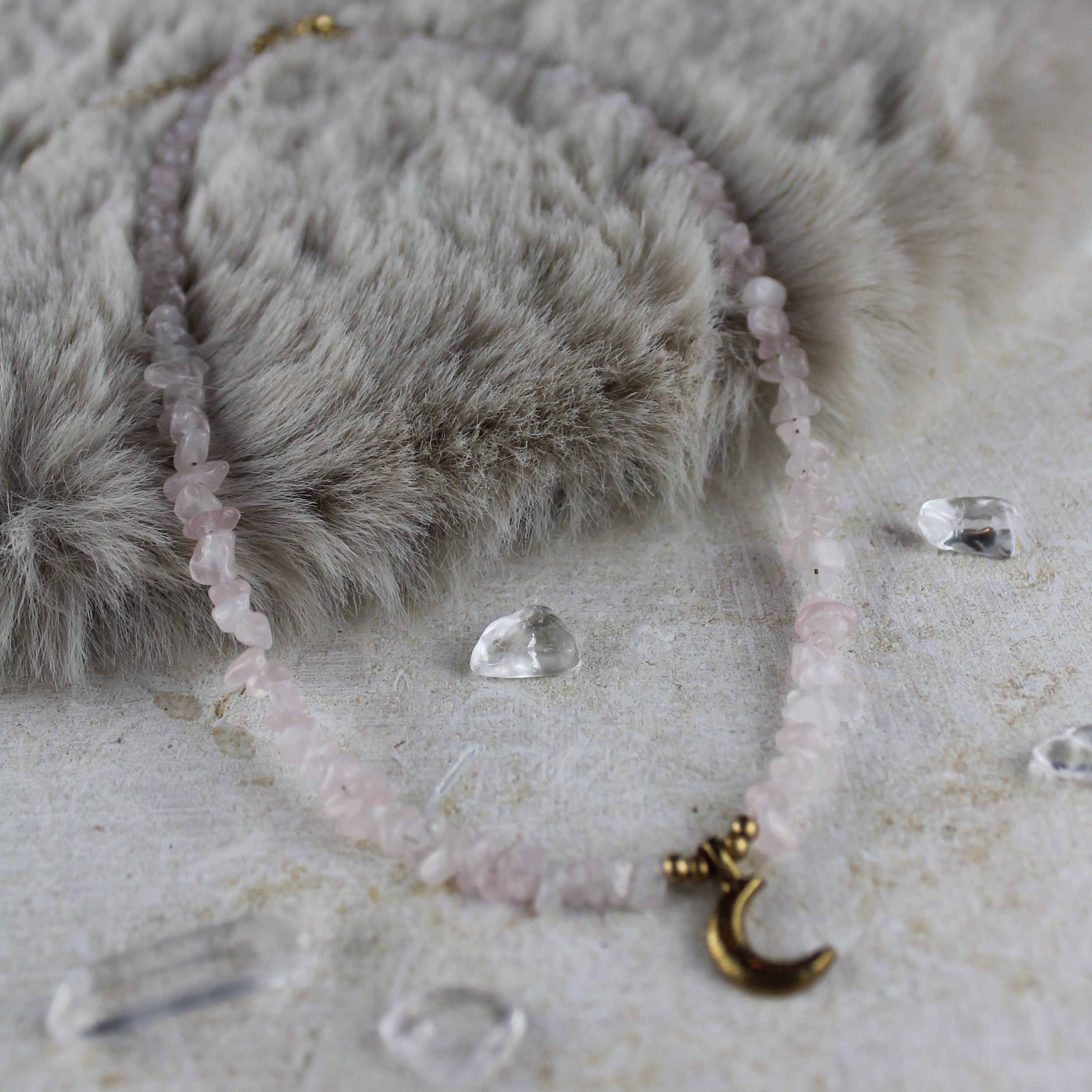 Rosenquarz Splitter Choker Kette mit Messinganhänger goldfarben