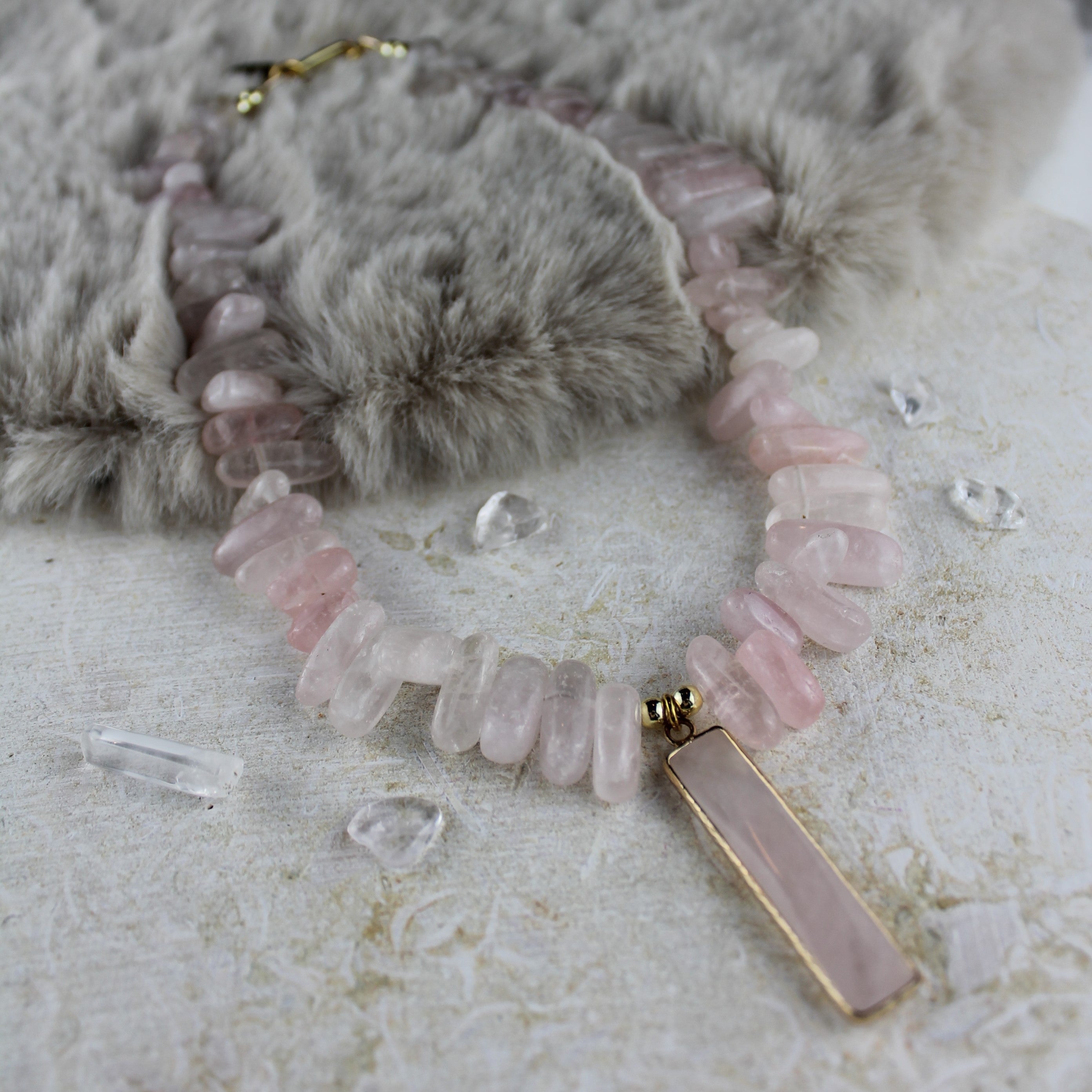 Rosenquarz Choker Kette mit Edelsteinanhänger goldfarben
