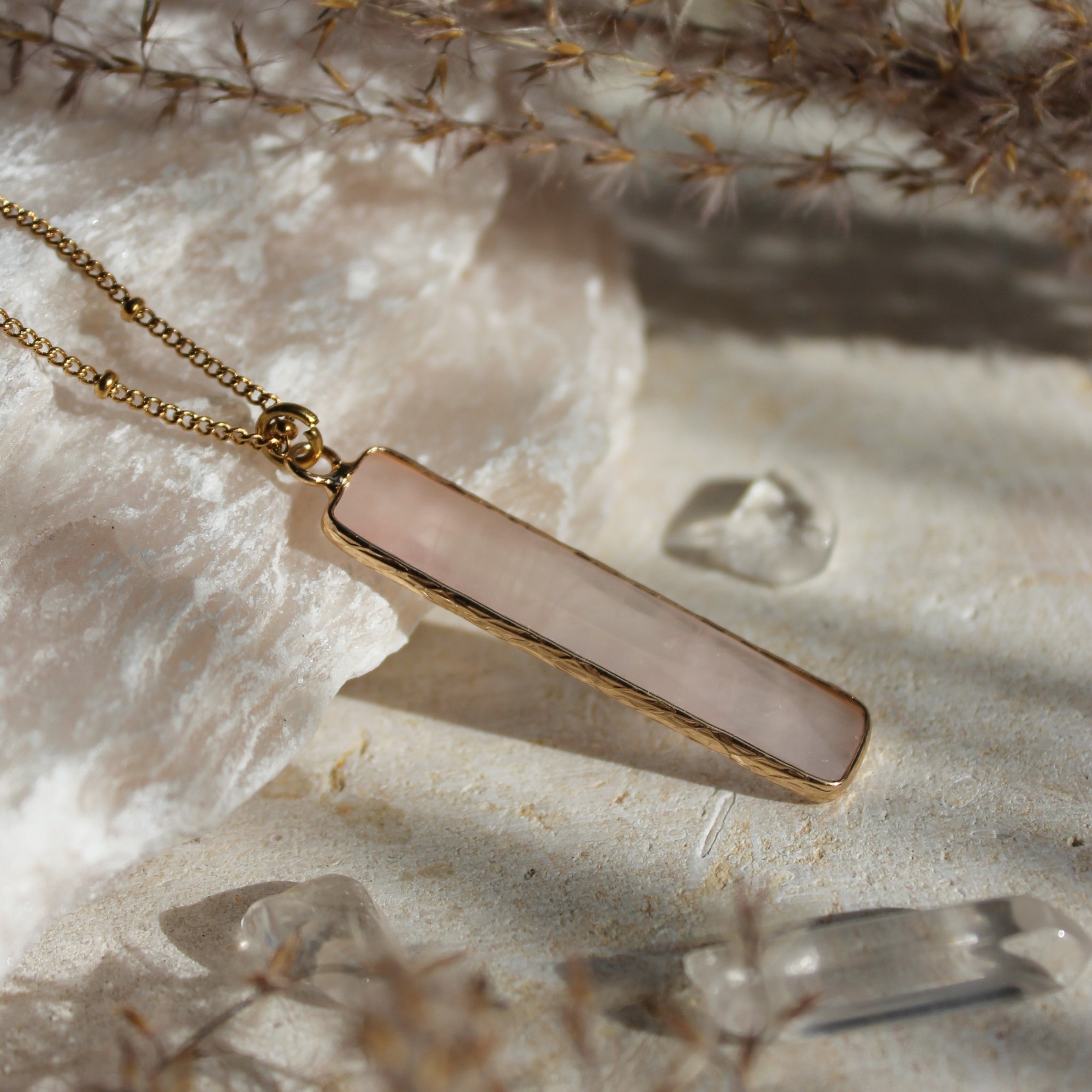 Rosenquarz Stab Edelsteinanhänger Kette goldfarben