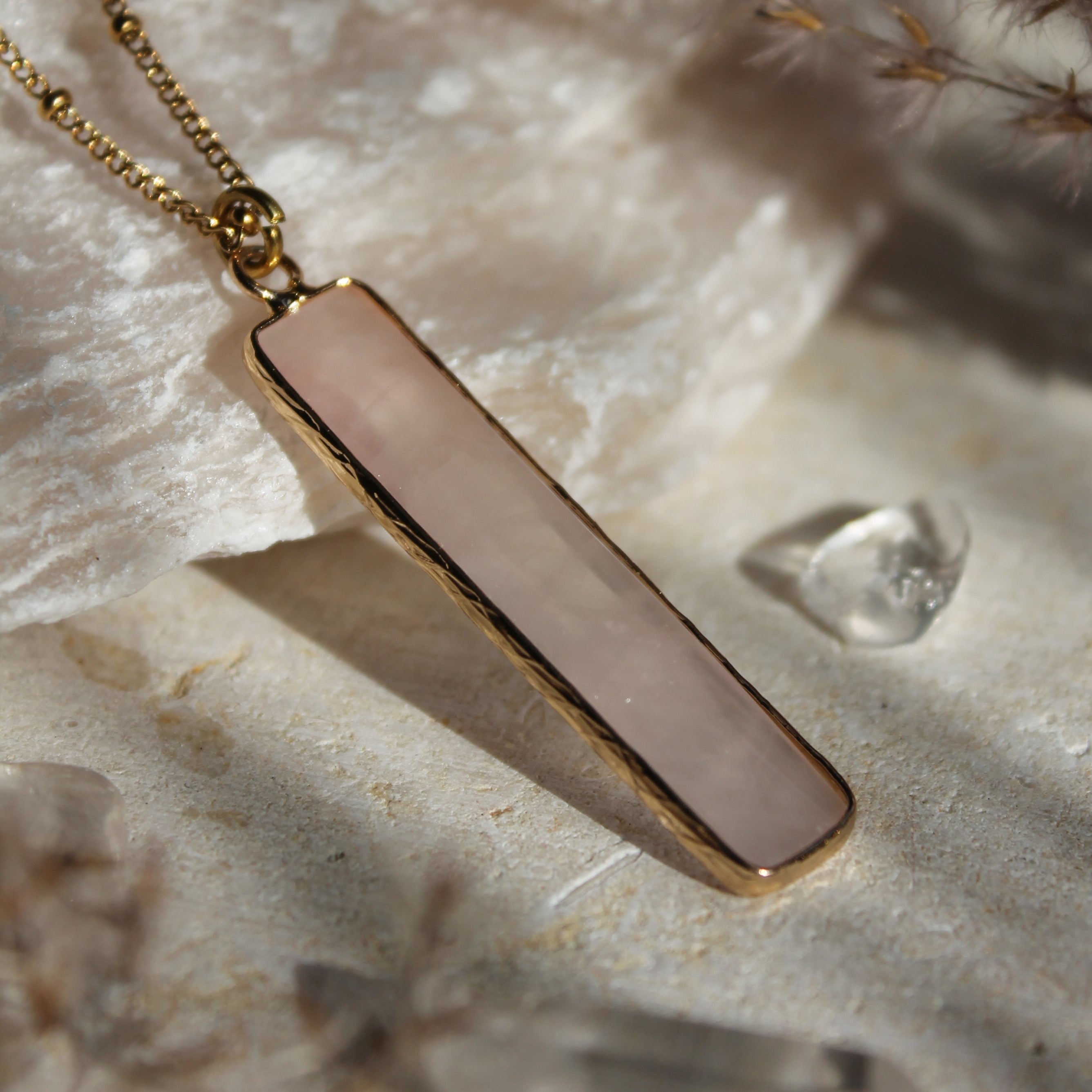 Rosenquarz Stab Edelsteinanhänger Kette goldfarben