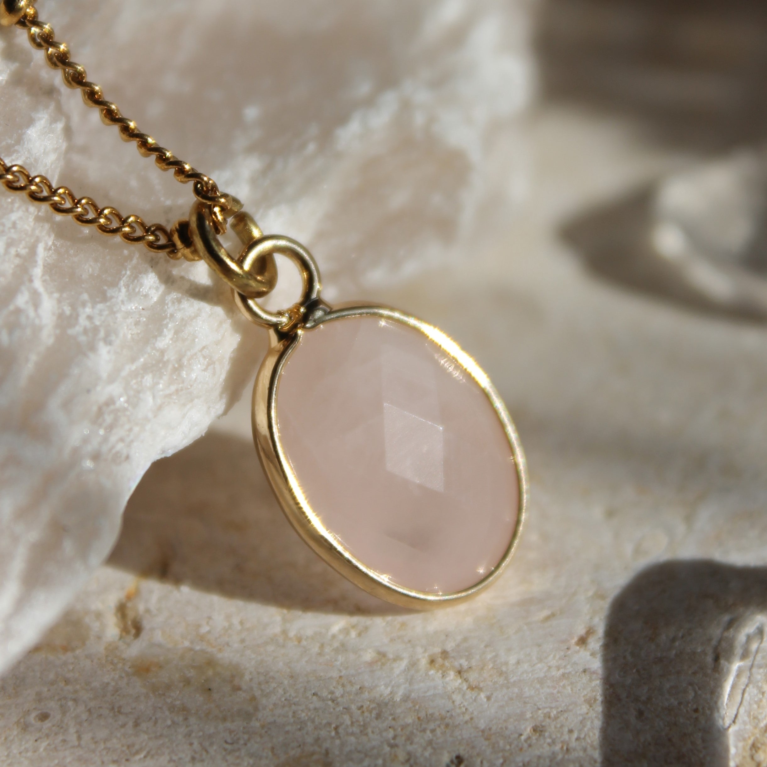 Rosenquarz klein Edelsteinanhänger Kette goldfarben