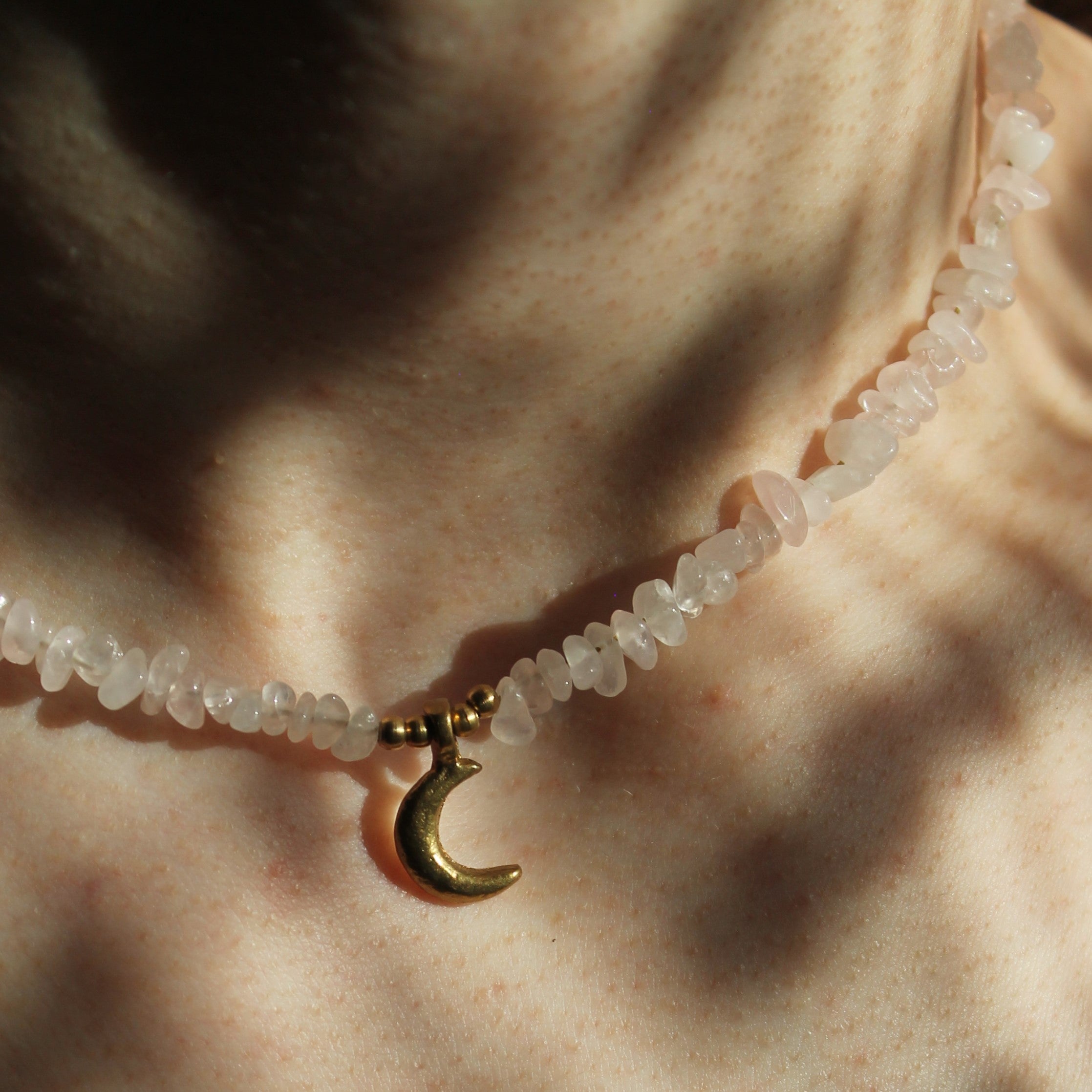 Rosenquarz Splitter Choker Kette mit Messinganhänger goldfarben