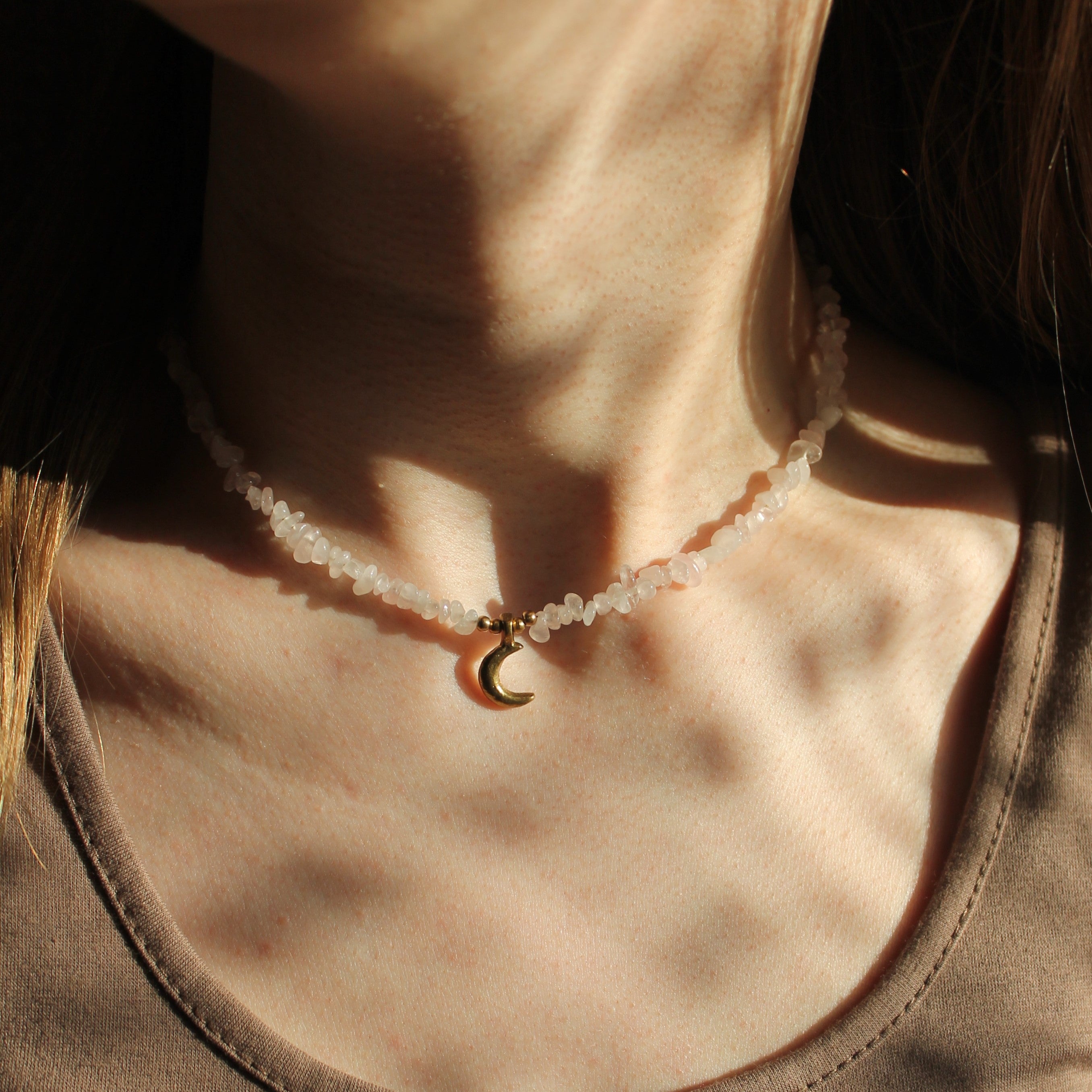 Rosenquarz Splitter Choker Kette mit Messinganhänger goldfarben