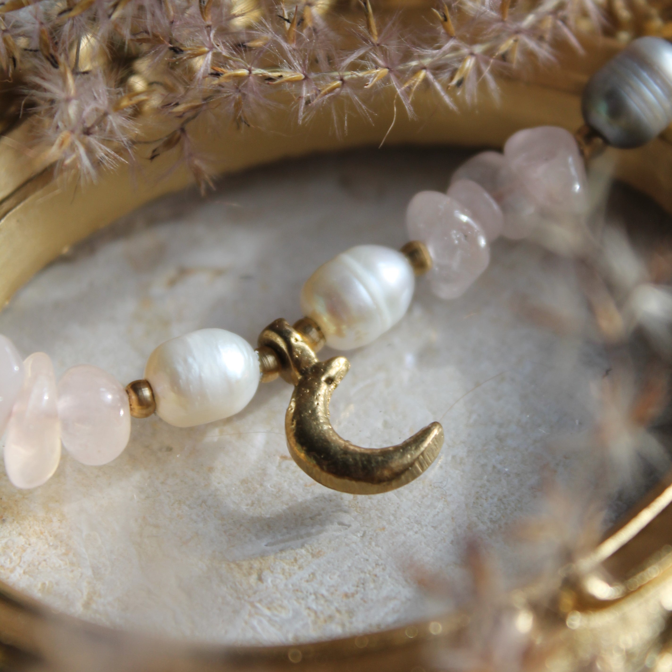 Erdbeerquarz Rosenquarz mit Süßwasserperlen Makramee Kette goldfarben