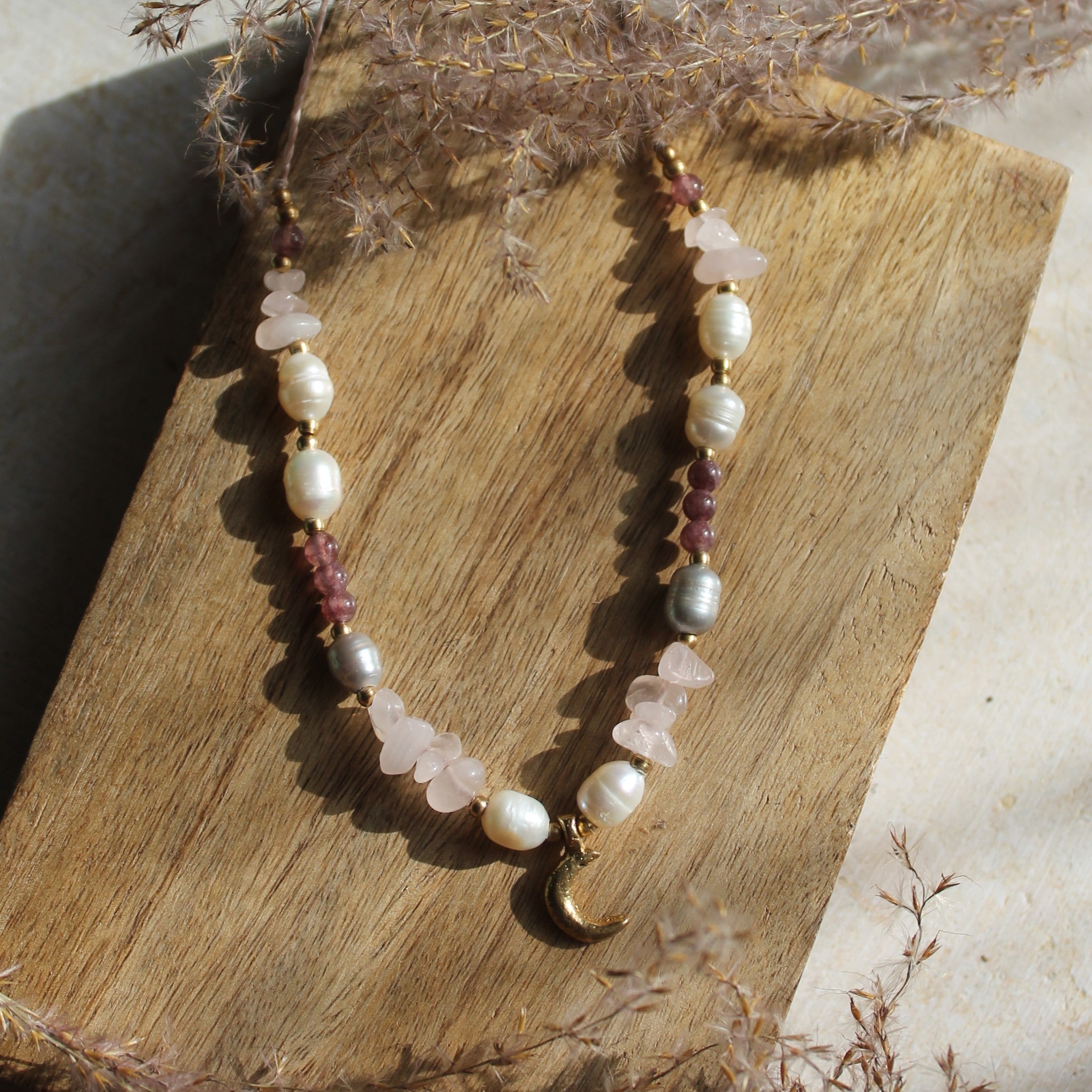 Erdbeerquarz Rosenquarz mit Süßwasserperlen Makramee Kette goldfarben