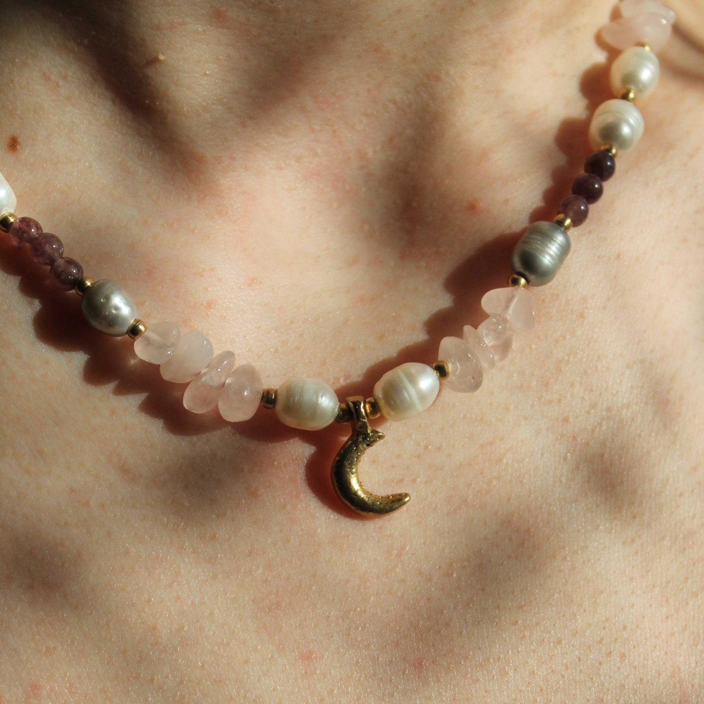 Erdbeerquarz Rosenquarz mit Süßwasserperlen Makramee Kette goldfarben