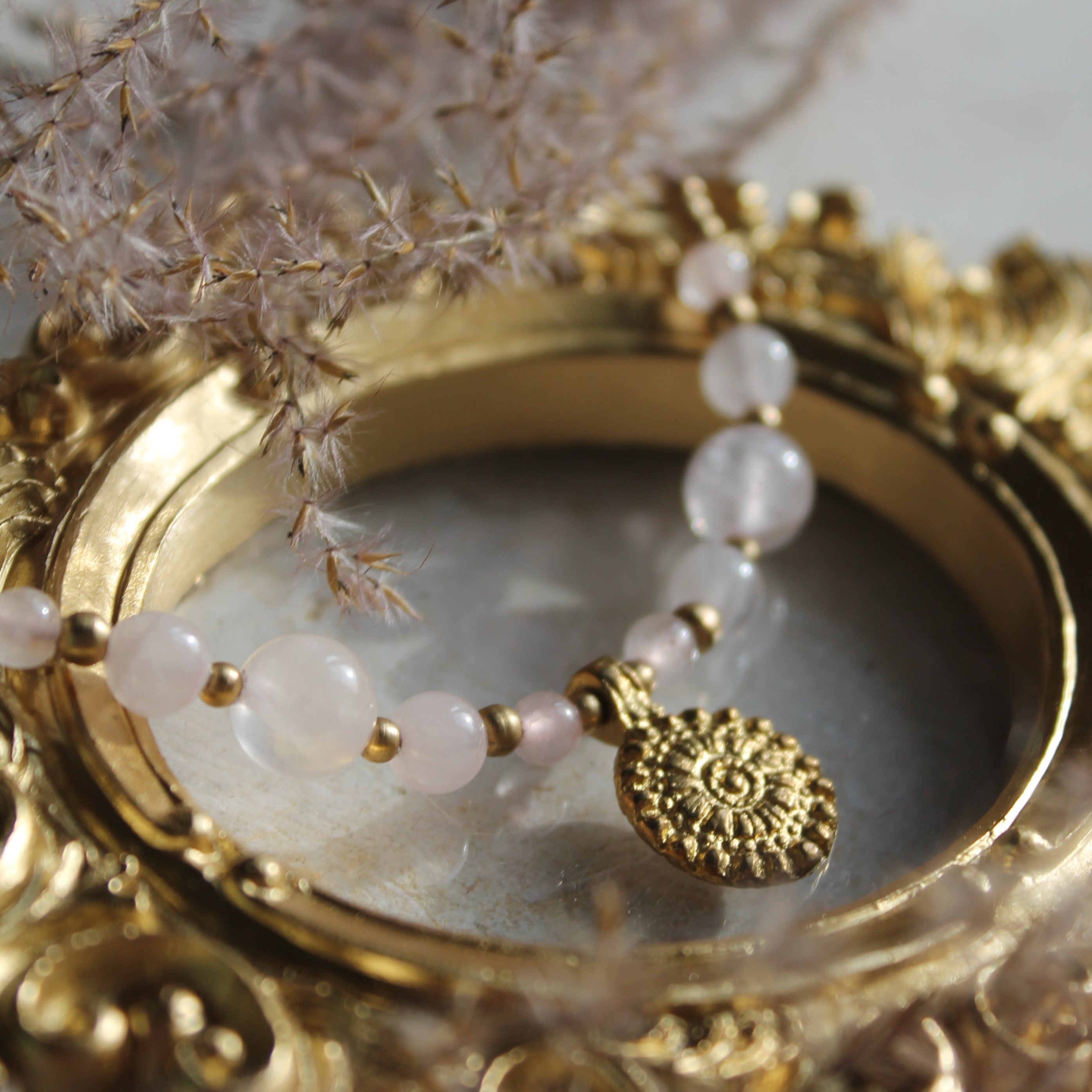 Rosenquarz Makramee Kette mit Messinganhänger goldfarben