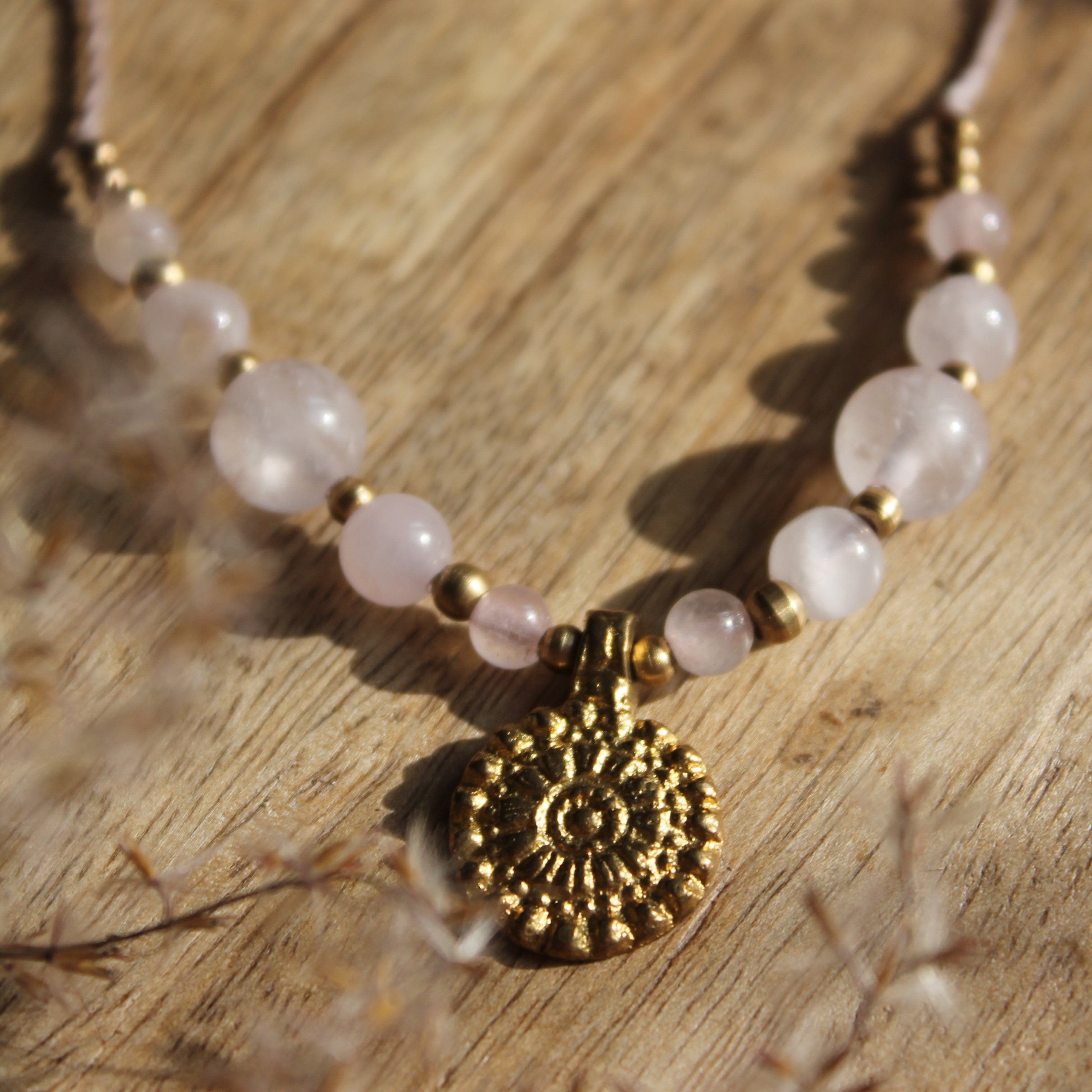 Rosenquarz Makramee Kette mit Messinganhänger goldfarben