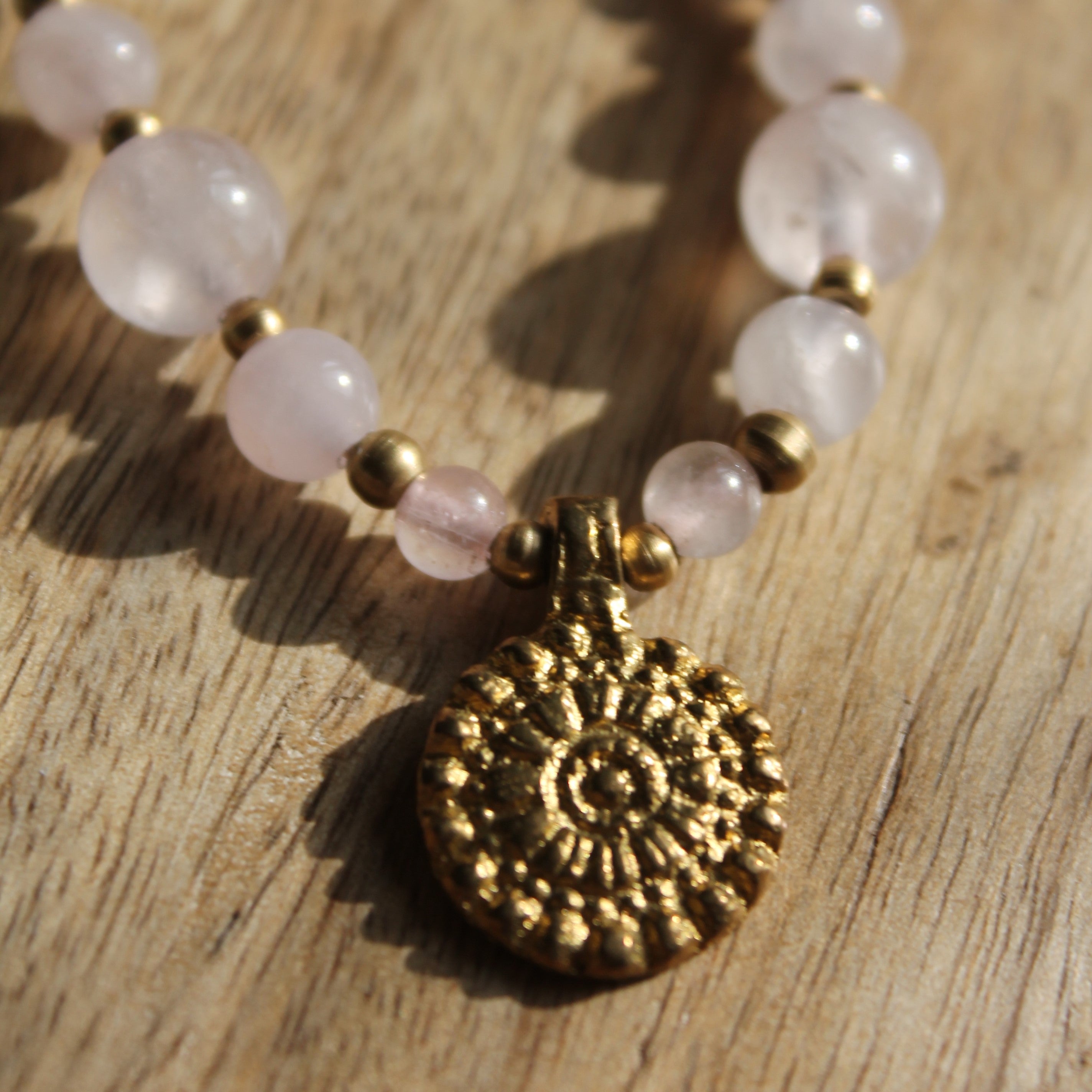 Rosenquarz Makramee Kette mit Messinganhänger goldfarben