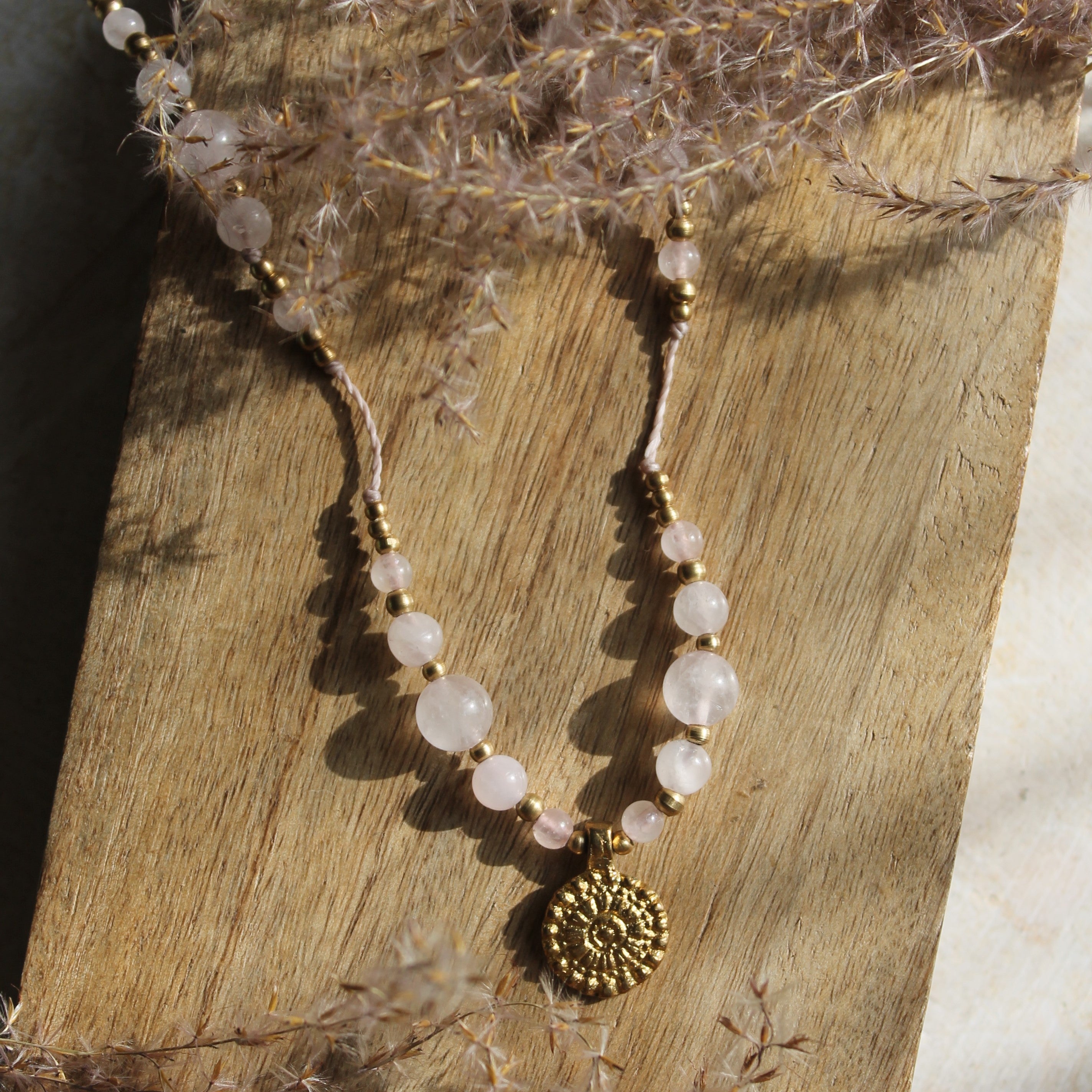 Rosenquarz Makramee Kette mit Messinganhänger goldfarben