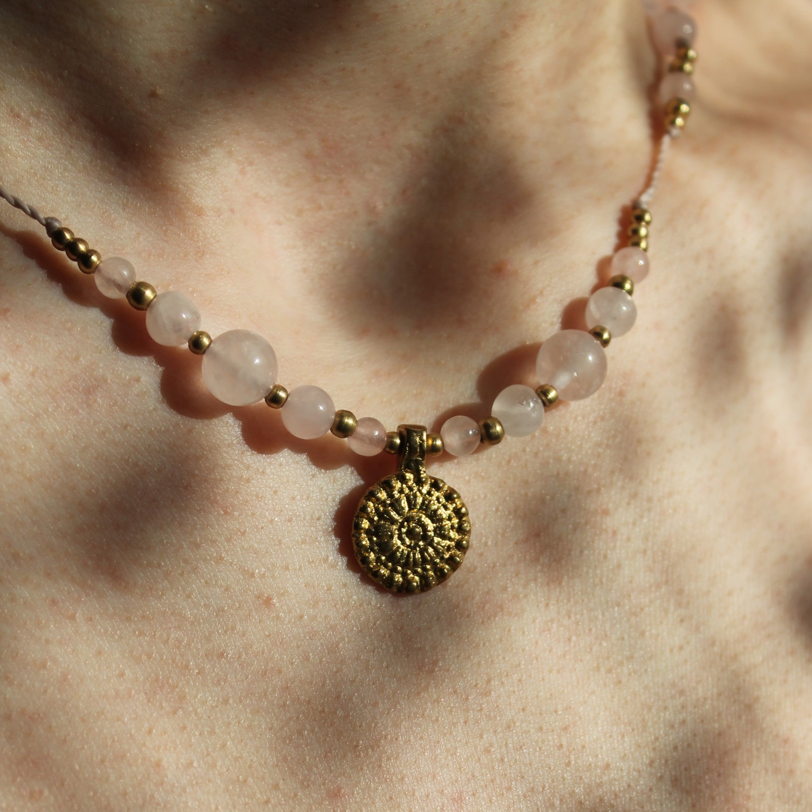 Rosenquarz Makramee Kette mit Messinganhänger goldfarben