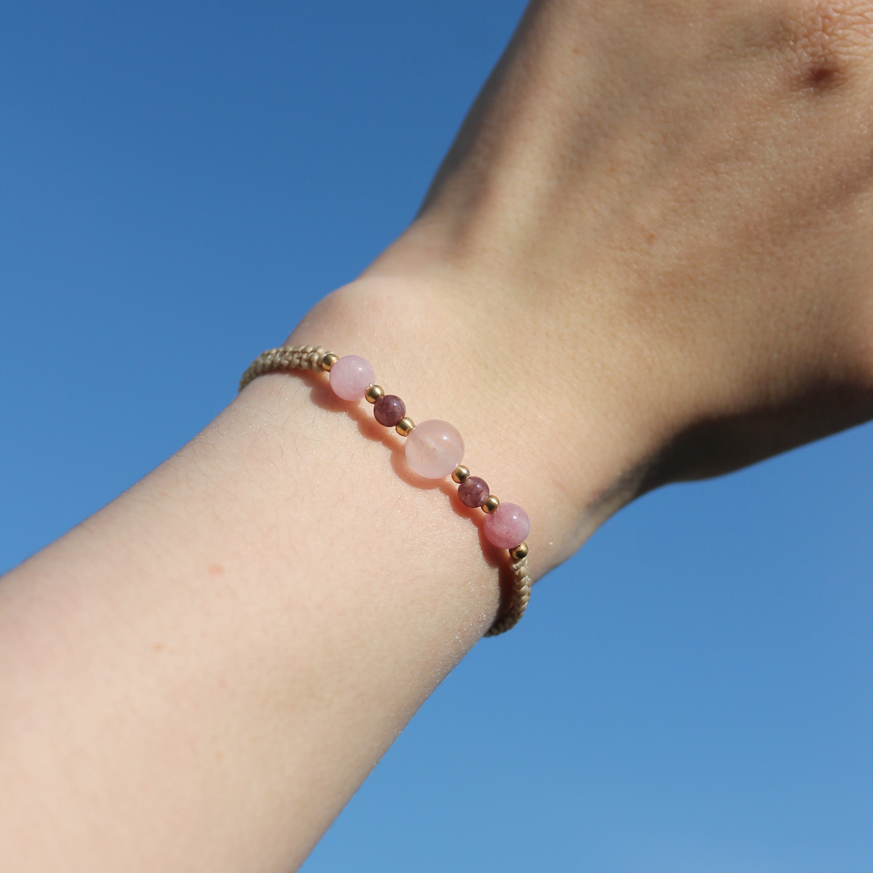 Erdbeerquarz, Kunzit mit Rosenquarz Edelsteinarmband Makramee personalisiert  gold- oder silberfarben
