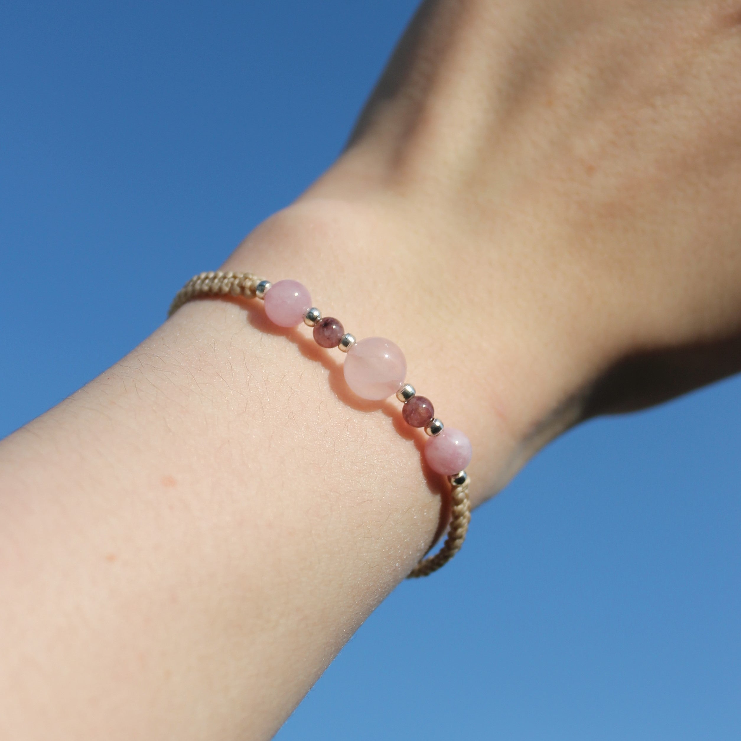 Erdbeerquarz, Kunzit mit Rosenquarz Edelsteinarmband Makramee personalisiert  gold- oder silberfarben