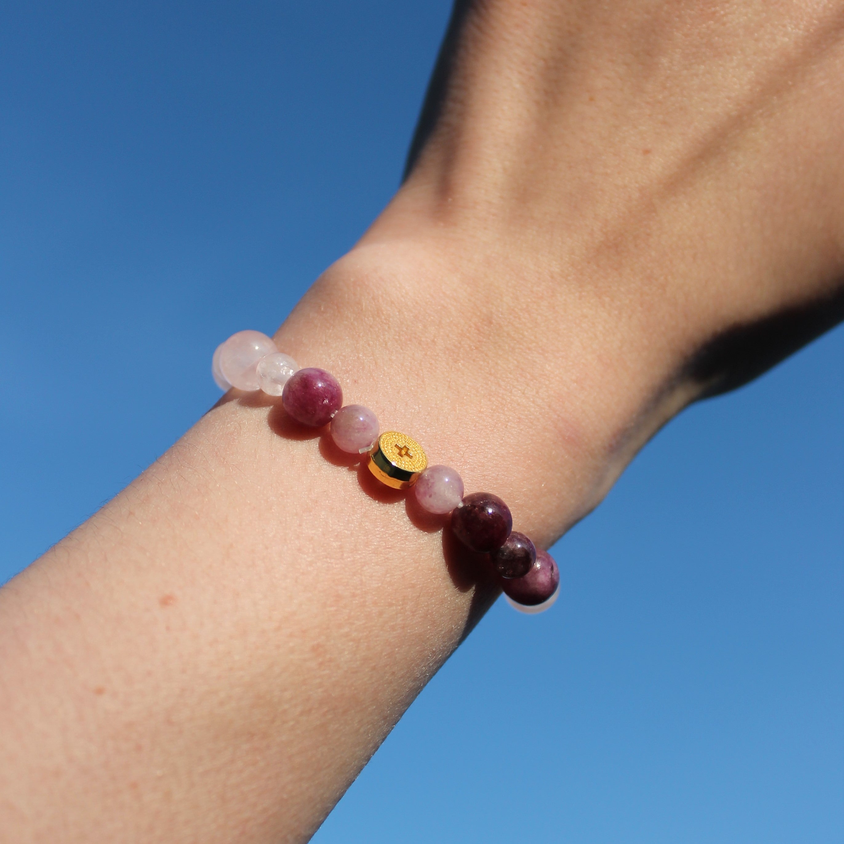 Lepidolith Rosenquarz Edelsteinarmband mit Kreuz goldfarben