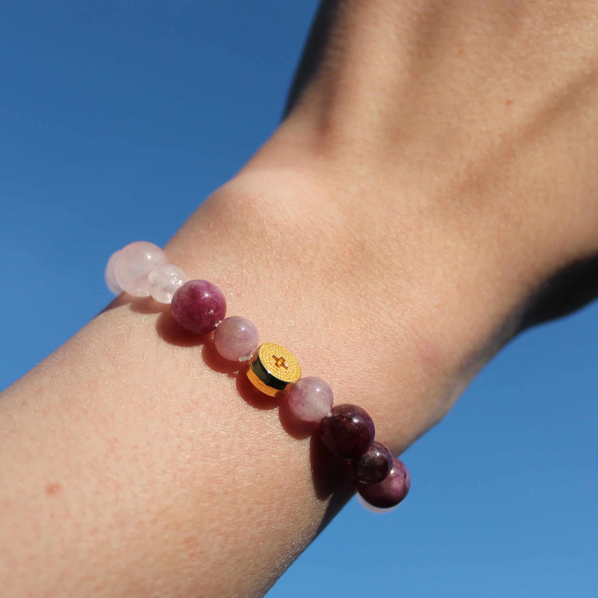 Lepidolith Rosenquarz Edelsteinarmband mit Kreuz goldfarben