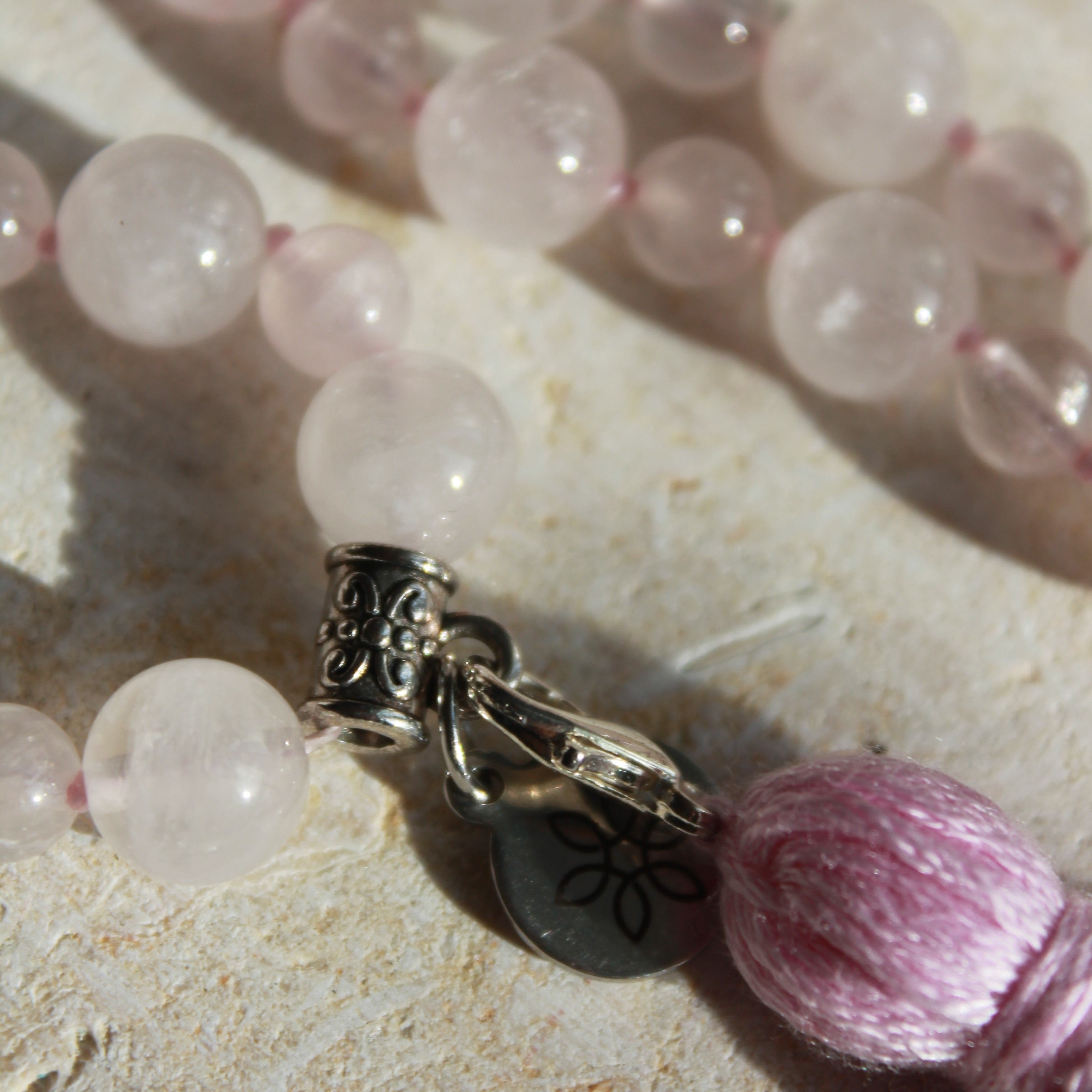 Rosenquarz Mala silberfarben