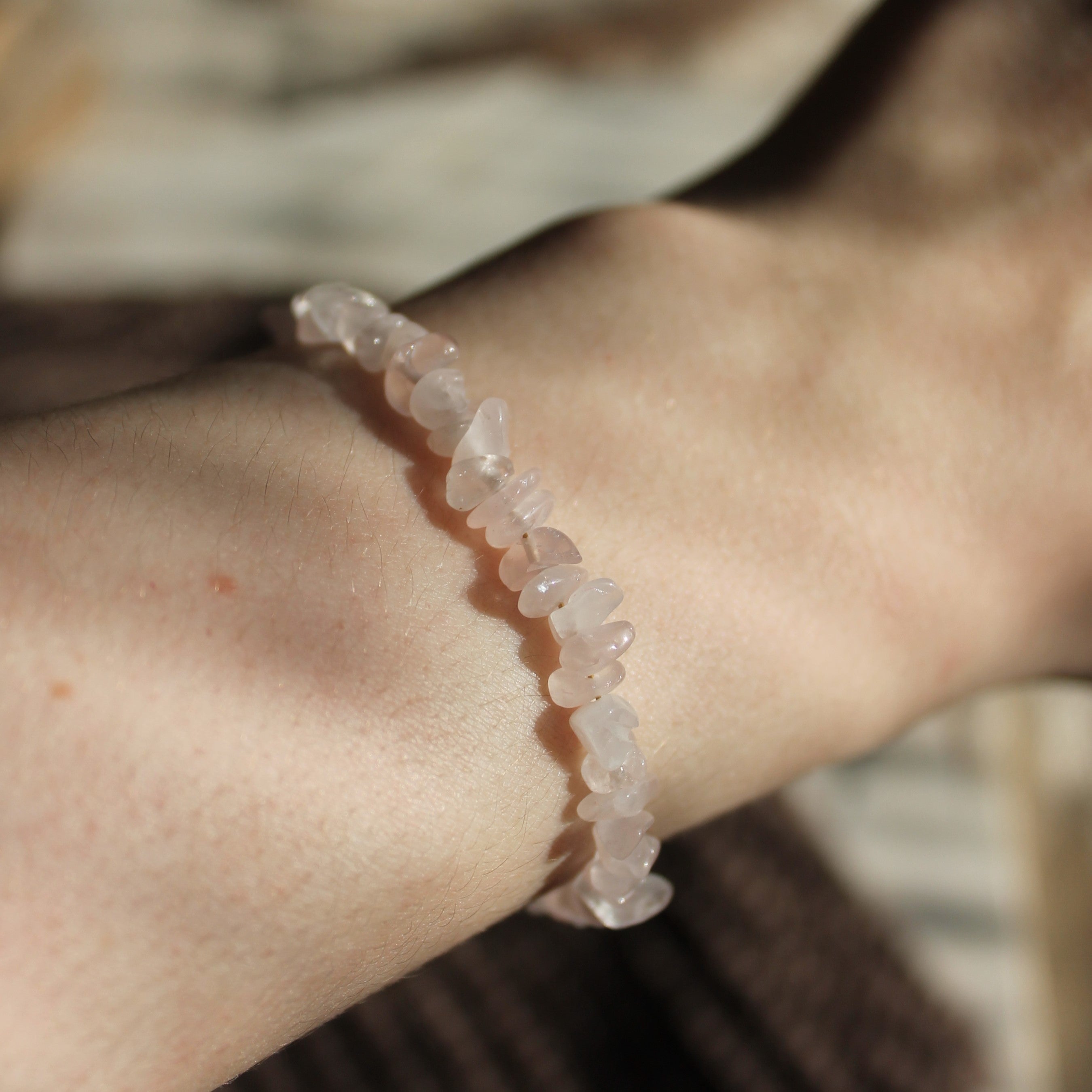 Rosenquarz Splitter Edelsteinarmband mit Verschluss goldfarben