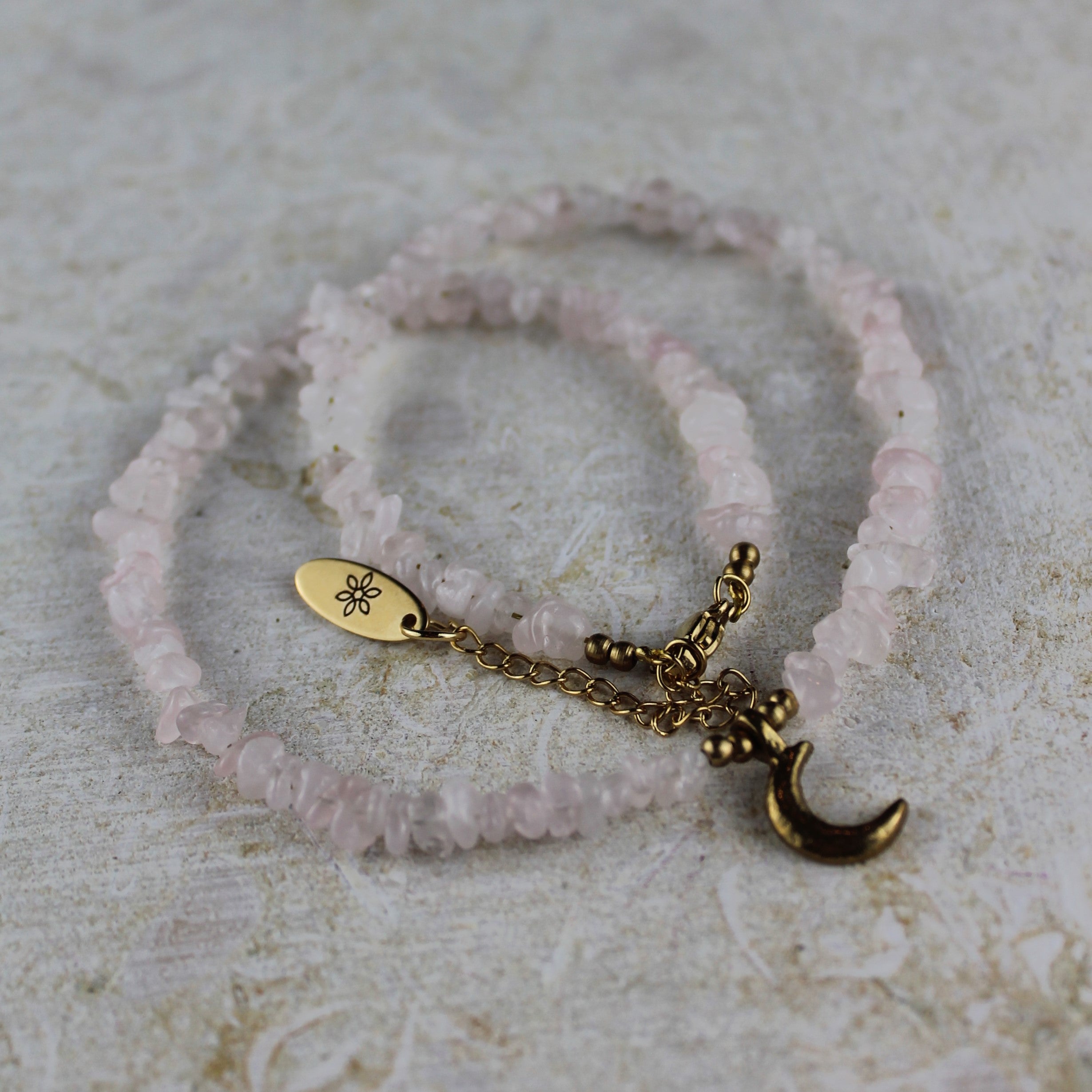 Rosenquarz Splitter Choker Kette mit Messinganhänger goldfarben