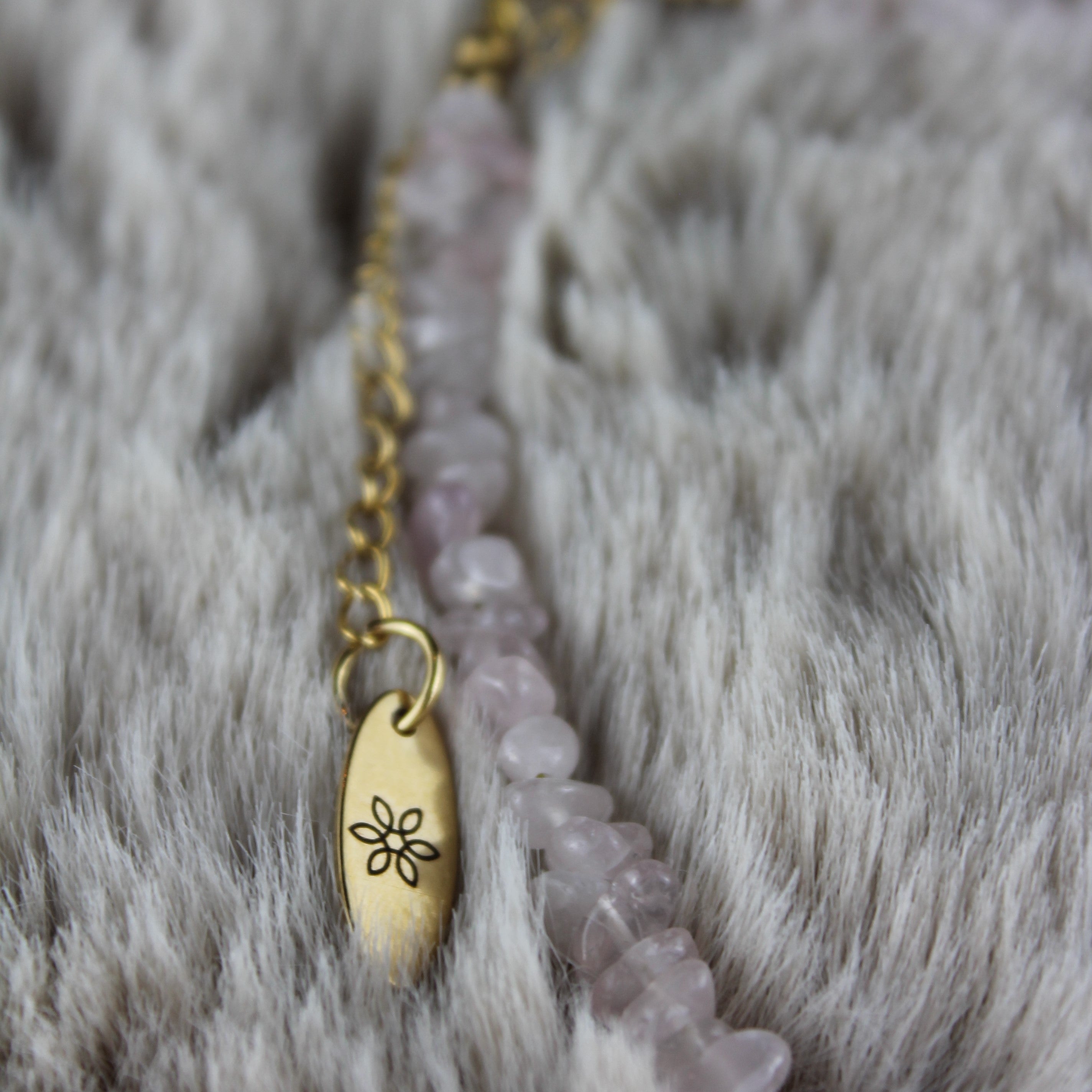 Rosenquarz Splitter Choker Kette mit Messinganhänger goldfarben