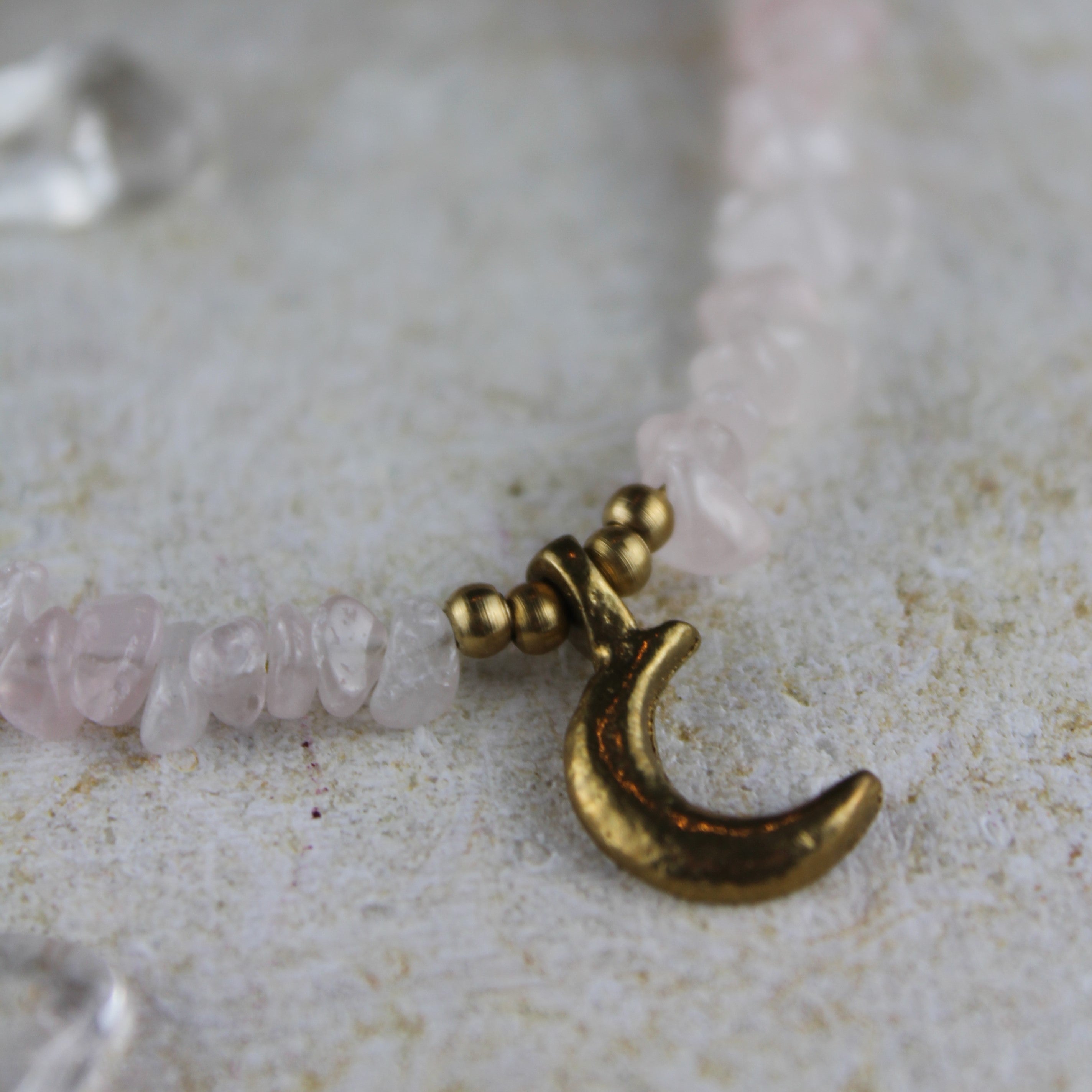 Rosenquarz Splitter Choker Kette mit Messinganhänger goldfarben