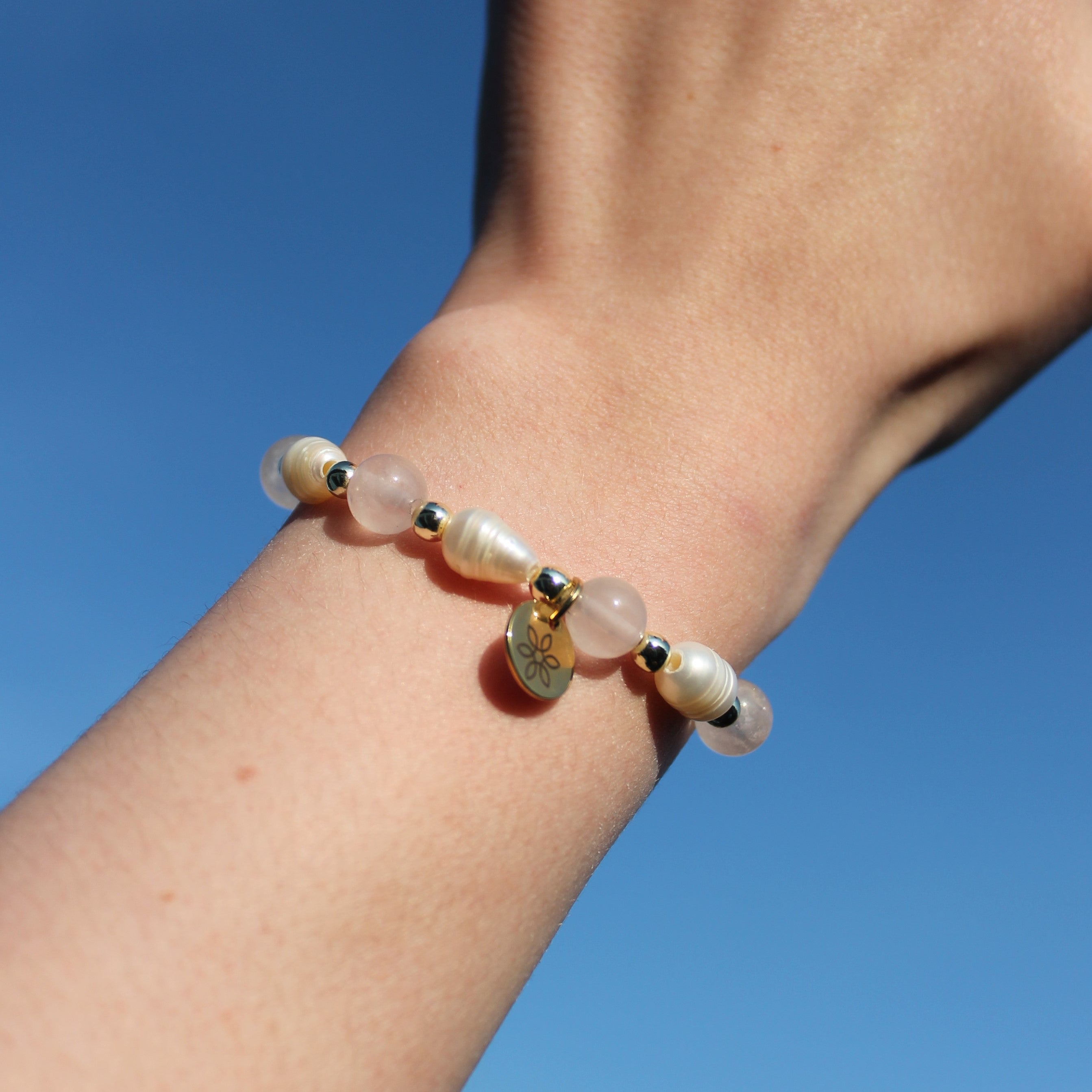 Rosenquarz mit Süßwasserperlen Edelsteinarmband goldfarben