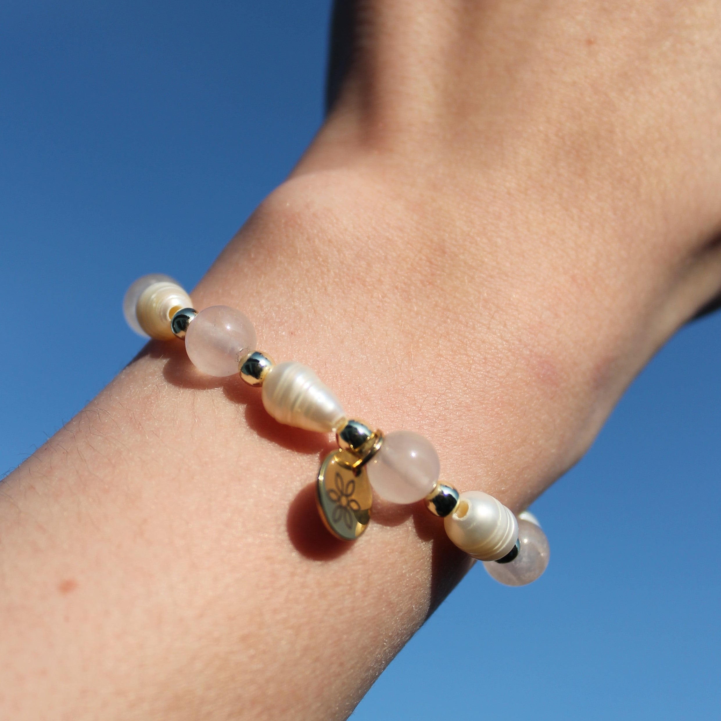 Rosenquarz mit Süßwasserperlen Edelsteinarmband goldfarben