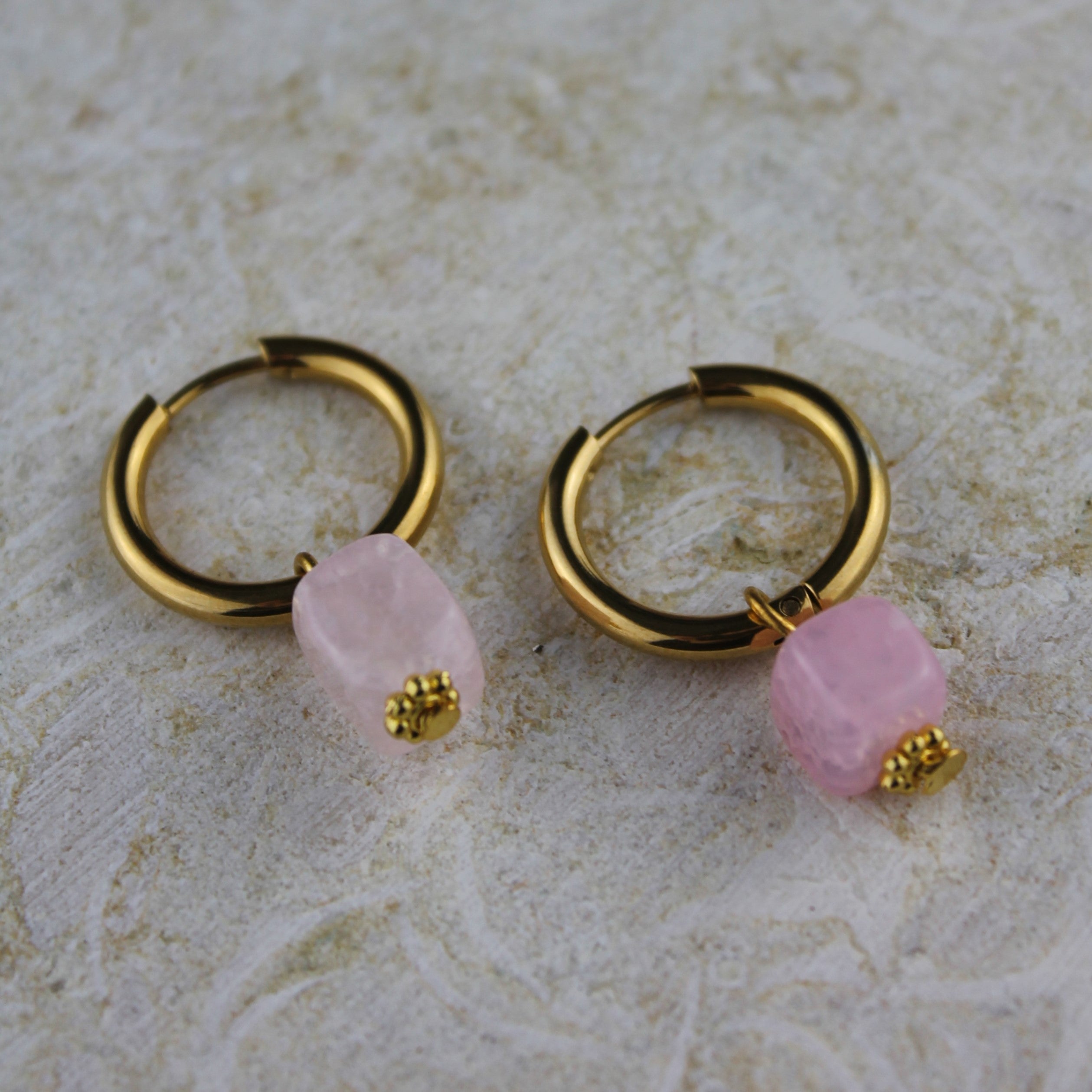 Rosenquarz Edelsteinohrringe goldfarben