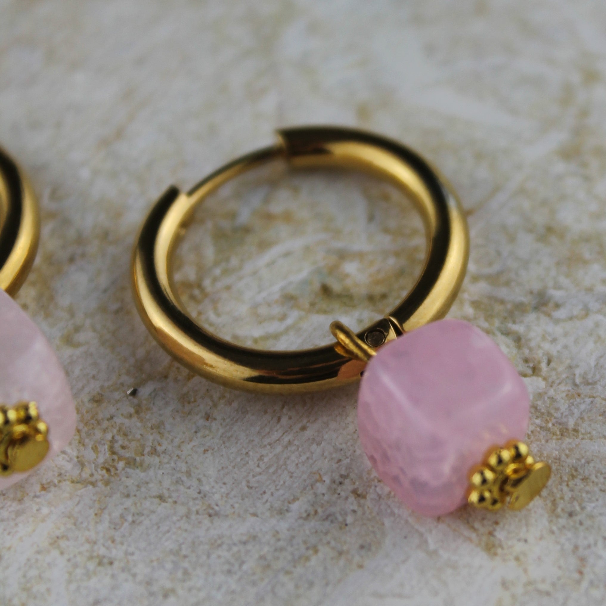 Rosenquarz Edelsteinohrringe goldfarben