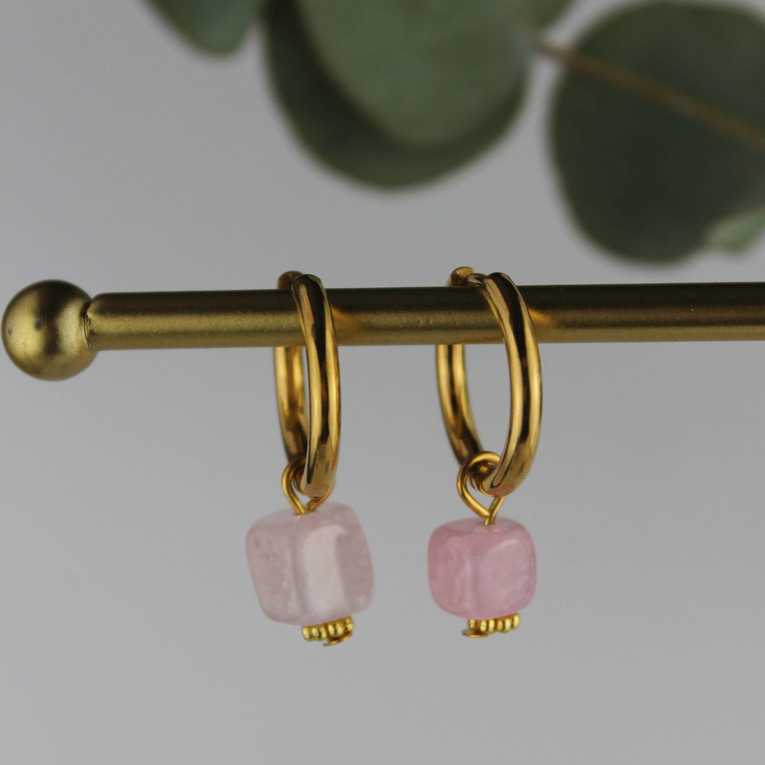 Rosenquarz Edelsteinohrringe goldfarben