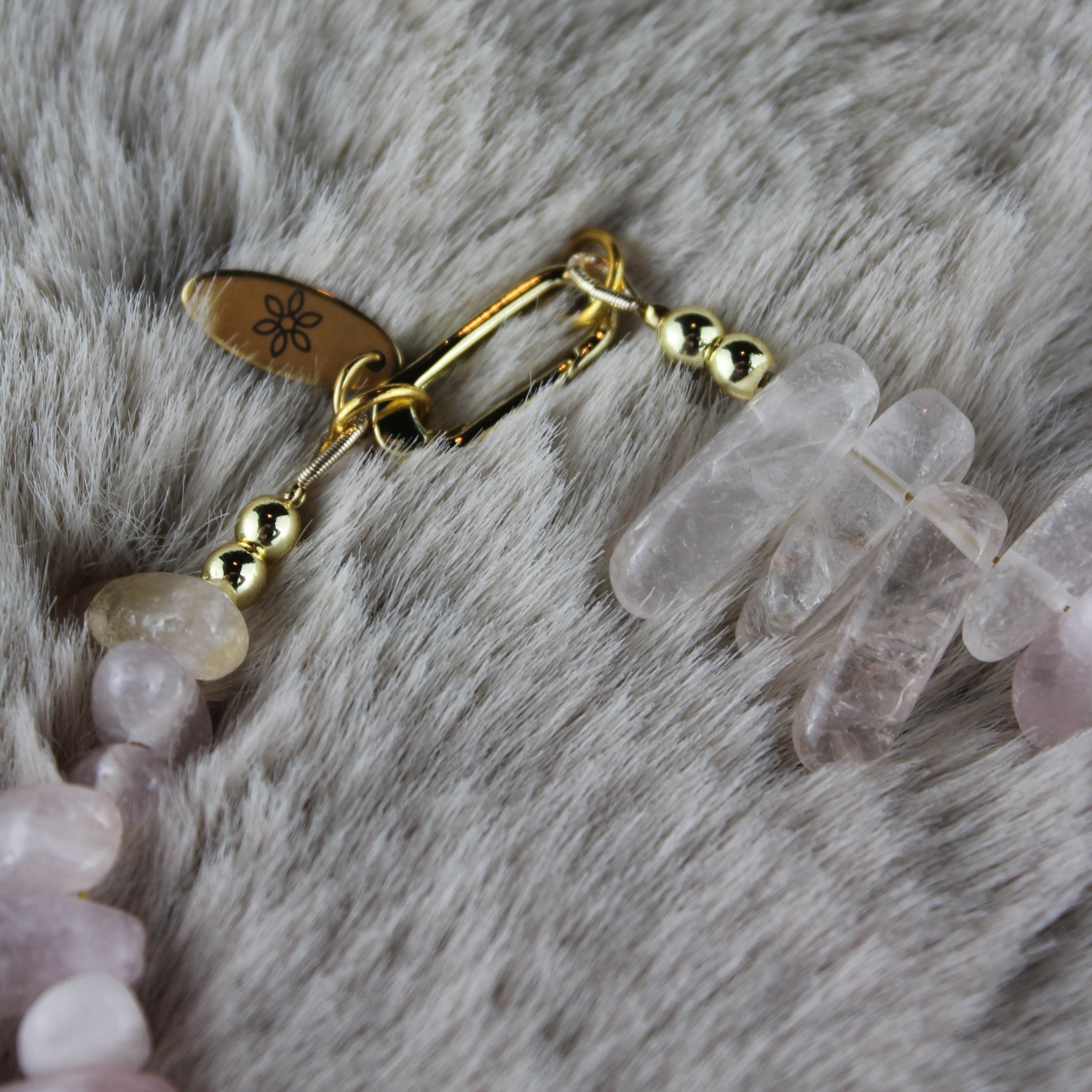 Rosenquarz Choker Kette mit Edelsteinanhänger goldfarben