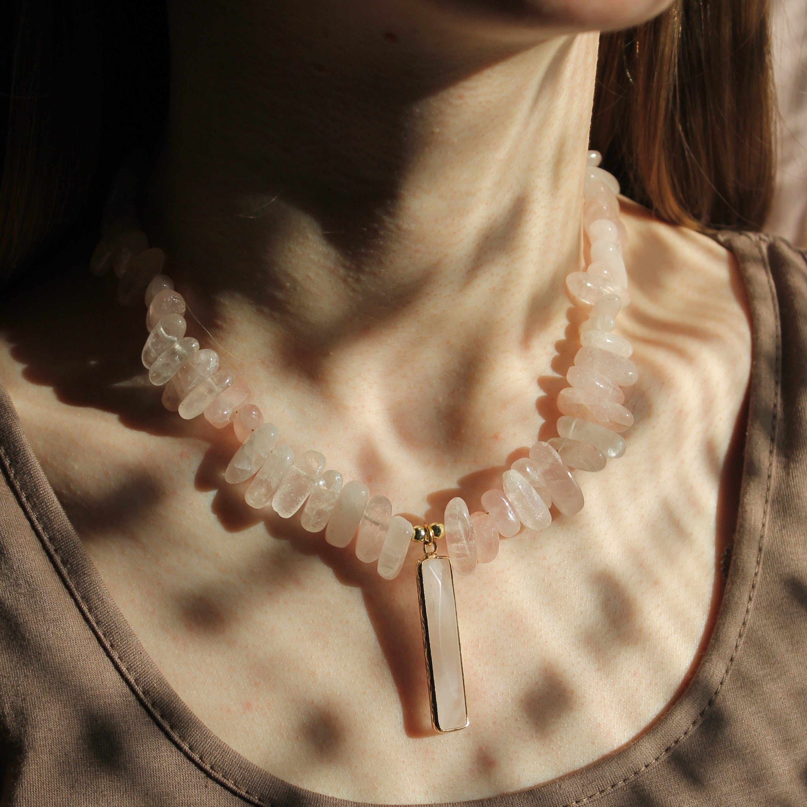 Rosenquarz Choker Kette mit Edelsteinanhänger goldfarben