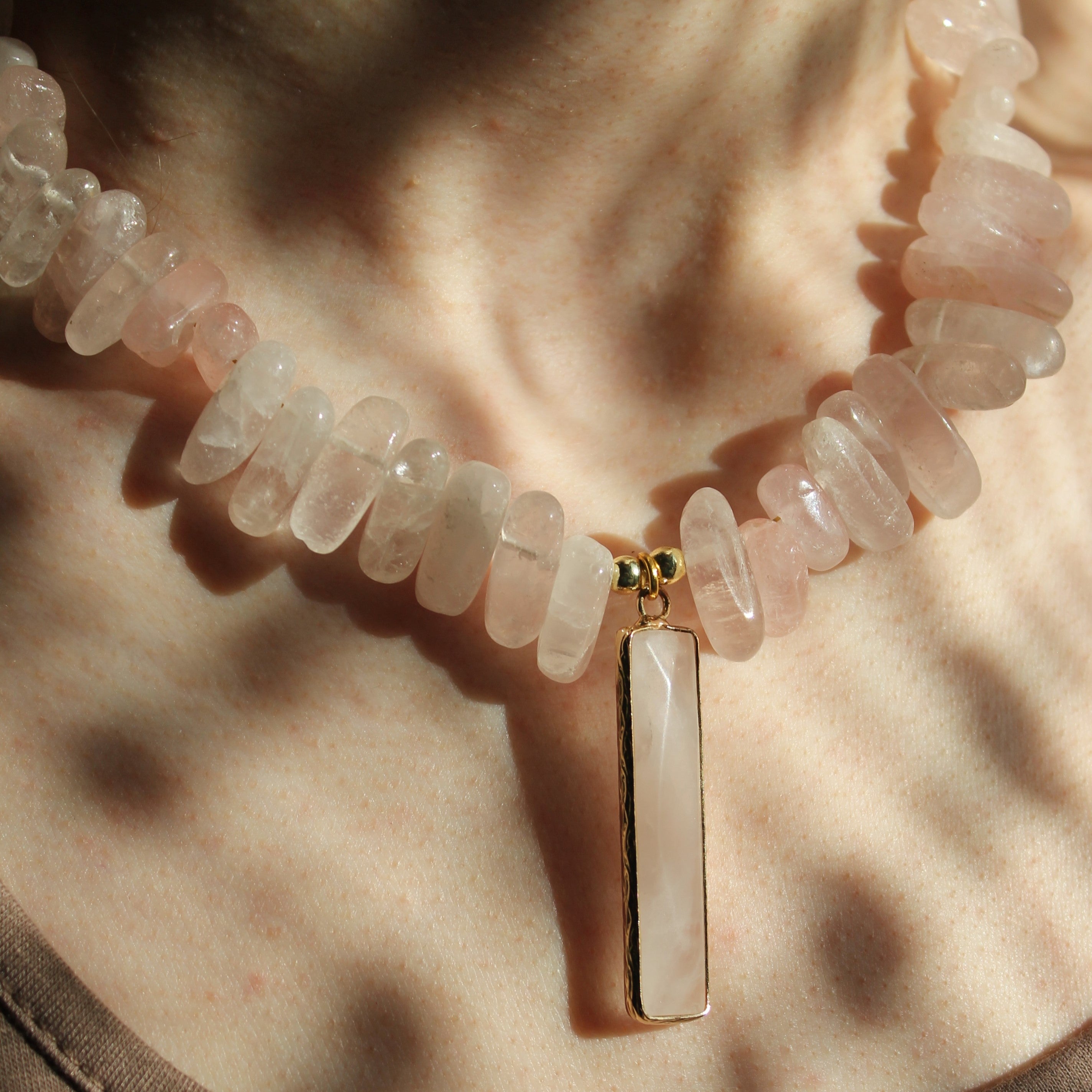 Rosenquarz Choker Kette mit Edelsteinanhänger goldfarben