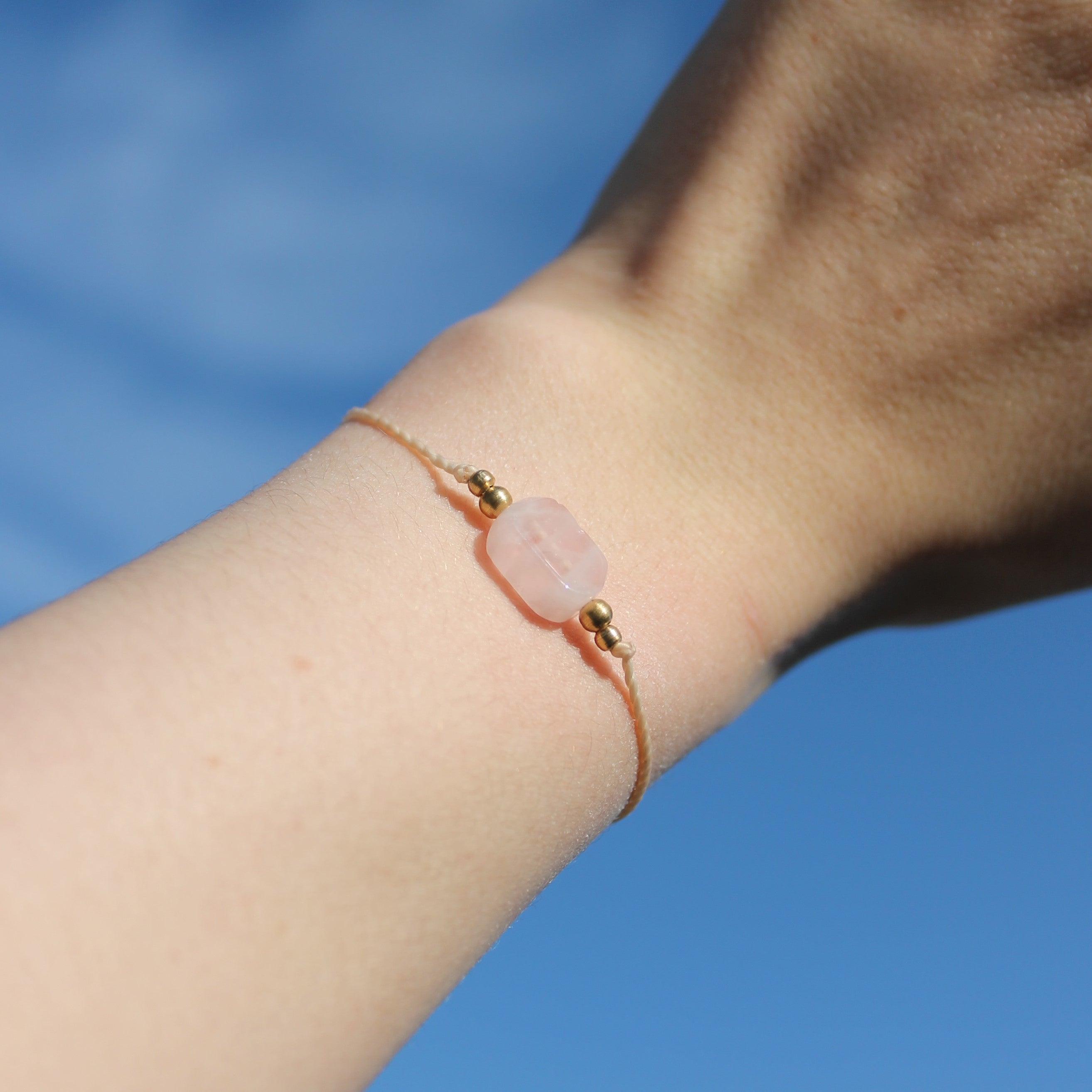 Rosenquarz pur Edelsteinarmband Makramee goldfarben