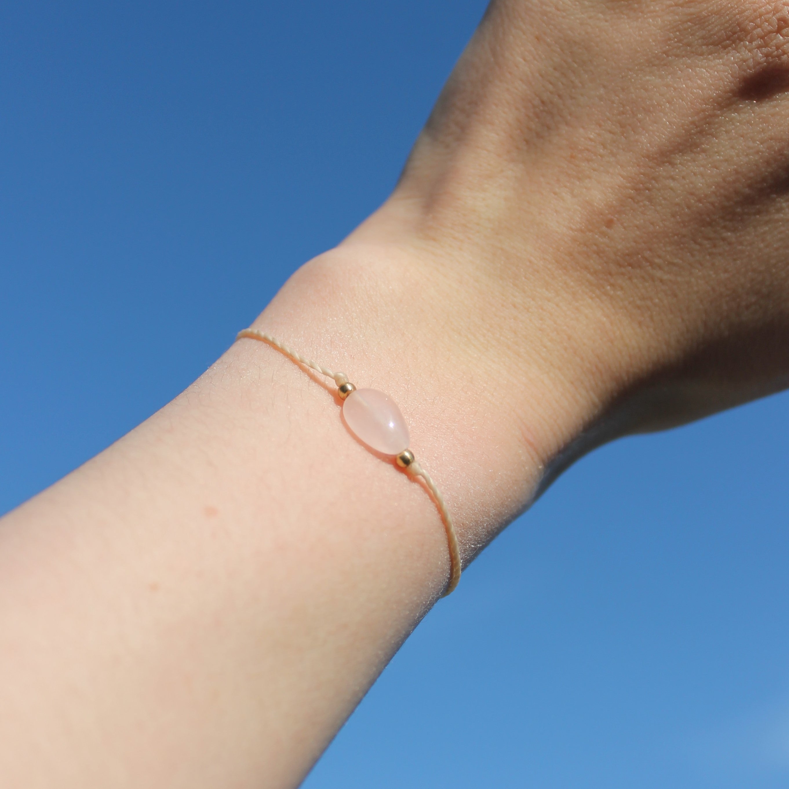 Rosenquarz pur Edelsteinarmband Makramee goldfarben