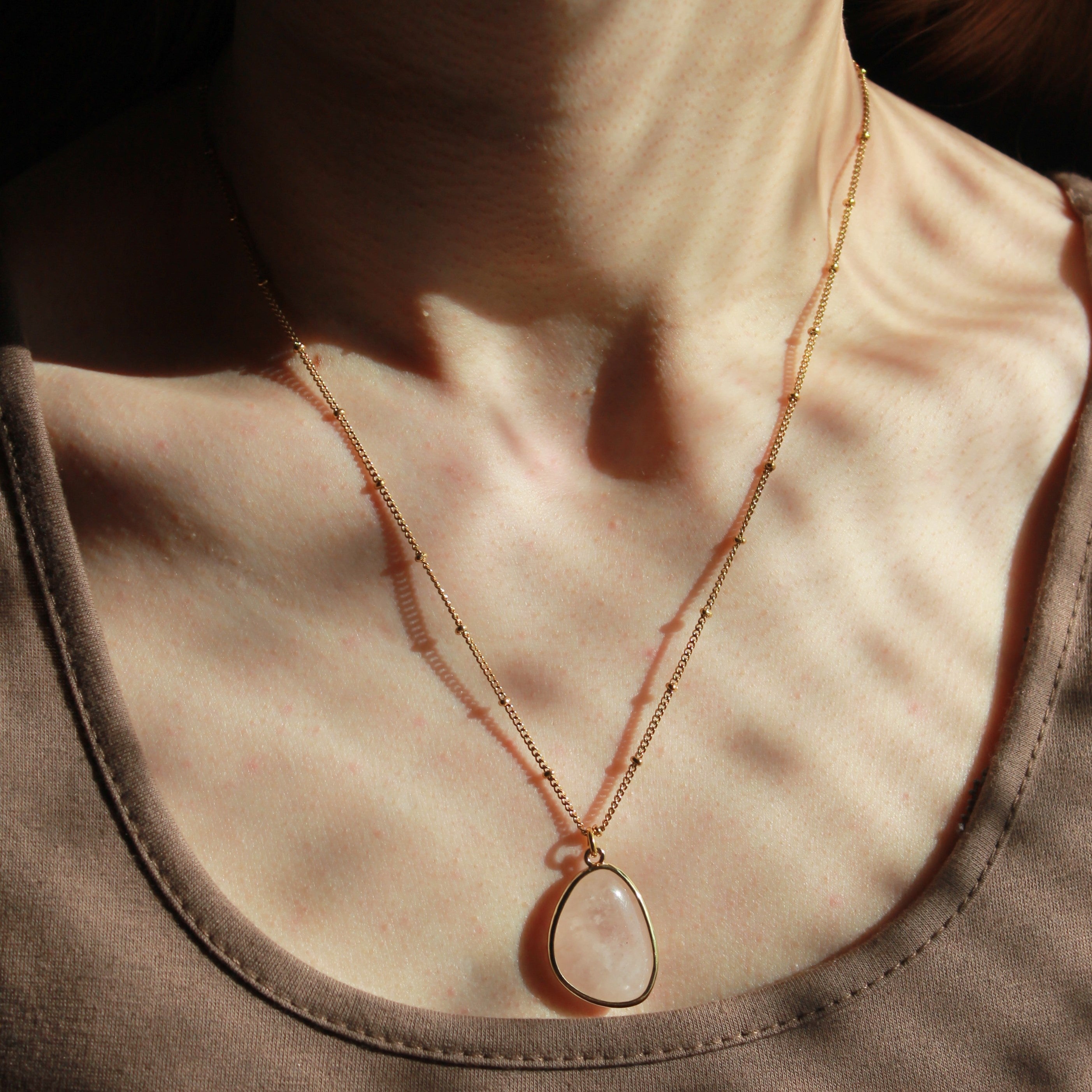 Rosenquarz medium Edelsteinanhänger Kette goldfarben