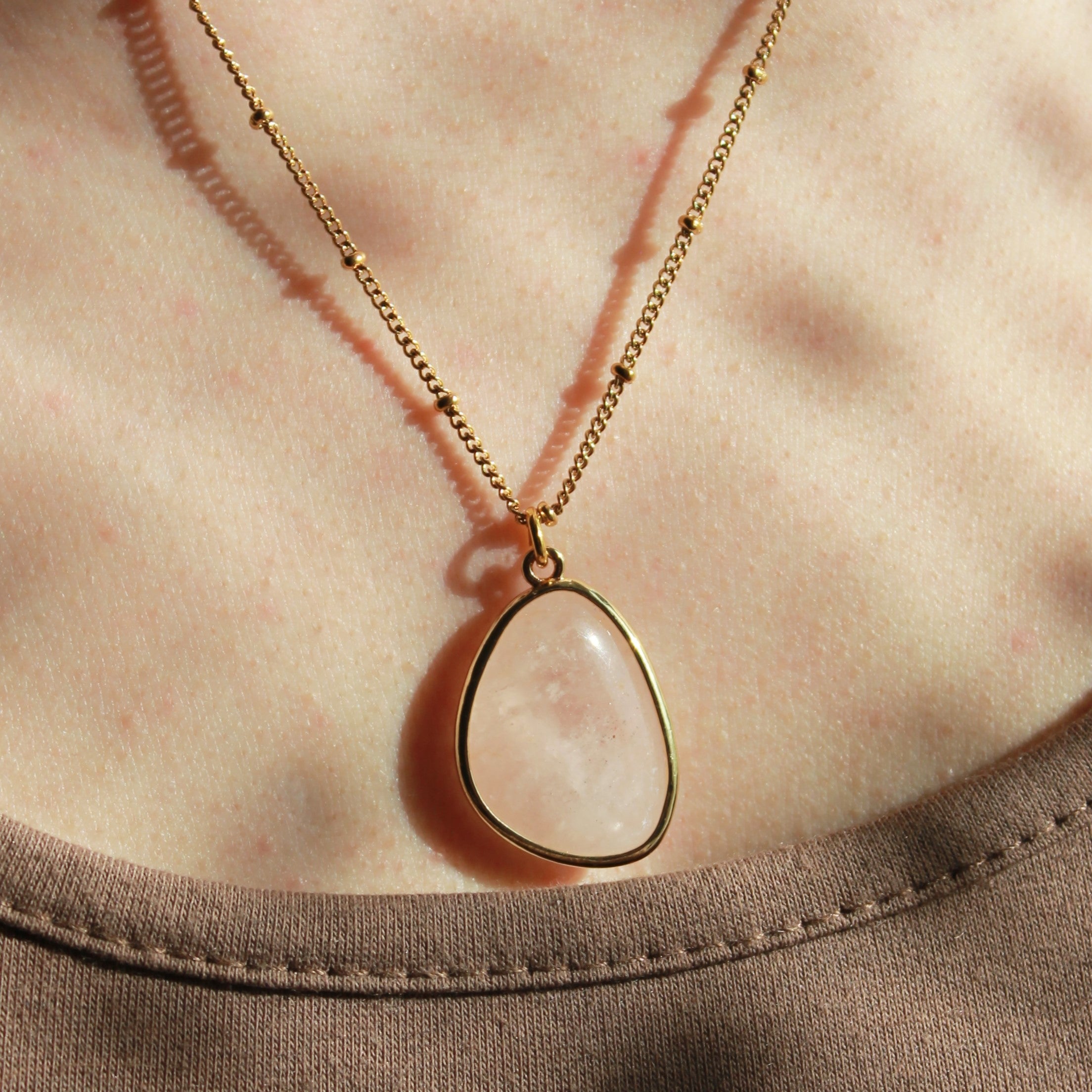 Rosenquarz medium Edelsteinanhänger Kette goldfarben