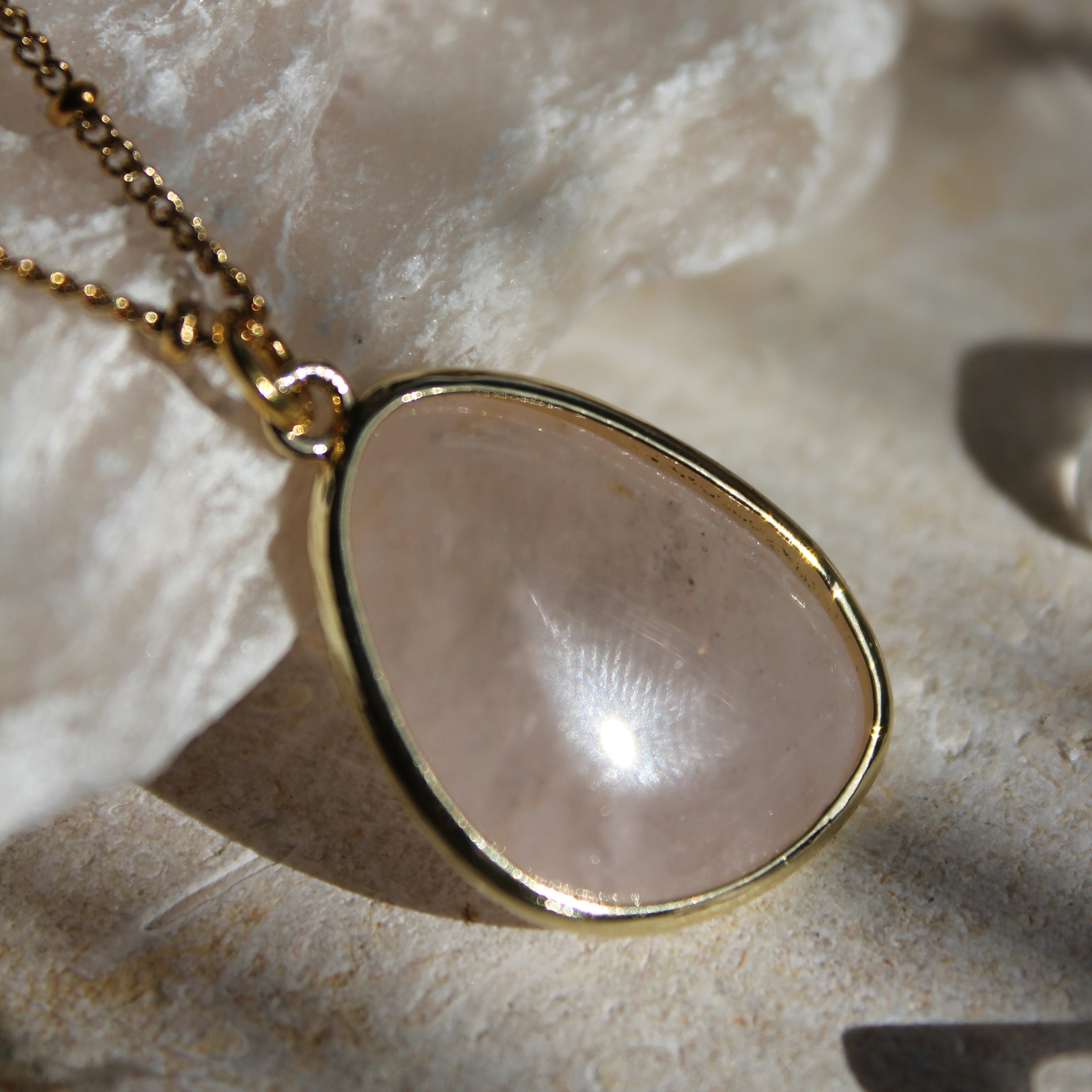 Rosenquarz medium Edelsteinanhänger Kette goldfarben