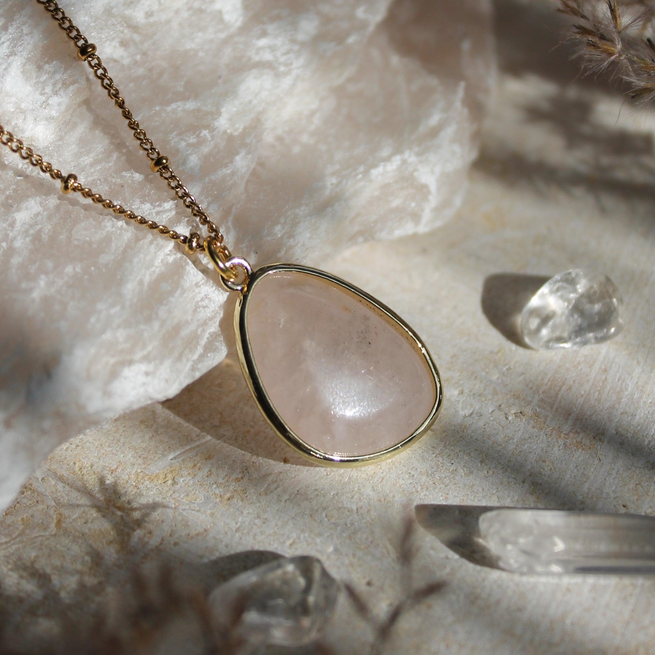 Rosenquarz medium Edelsteinanhänger Kette goldfarben
