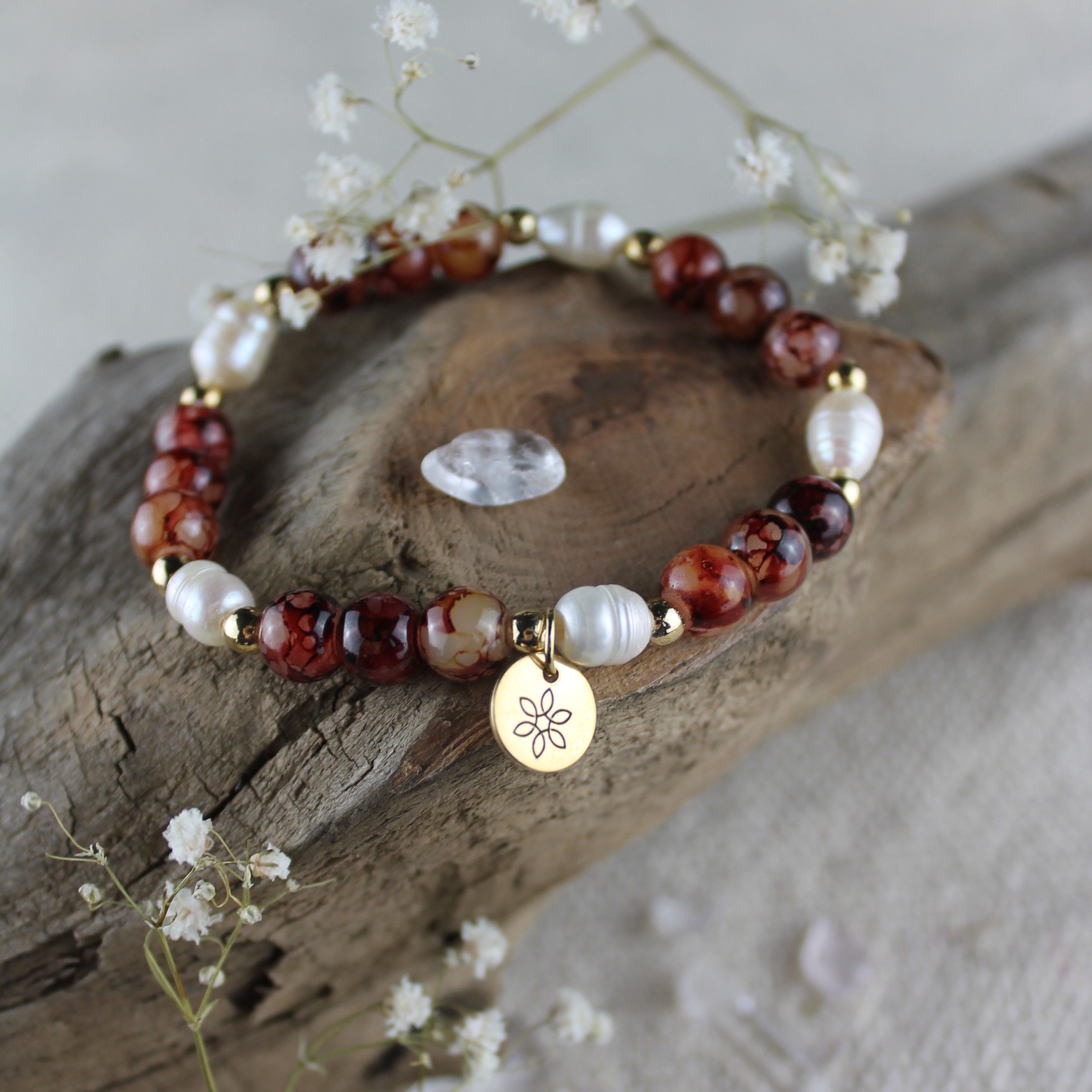 Perlenarmband rot mit Süßwasserperlen goldfarben