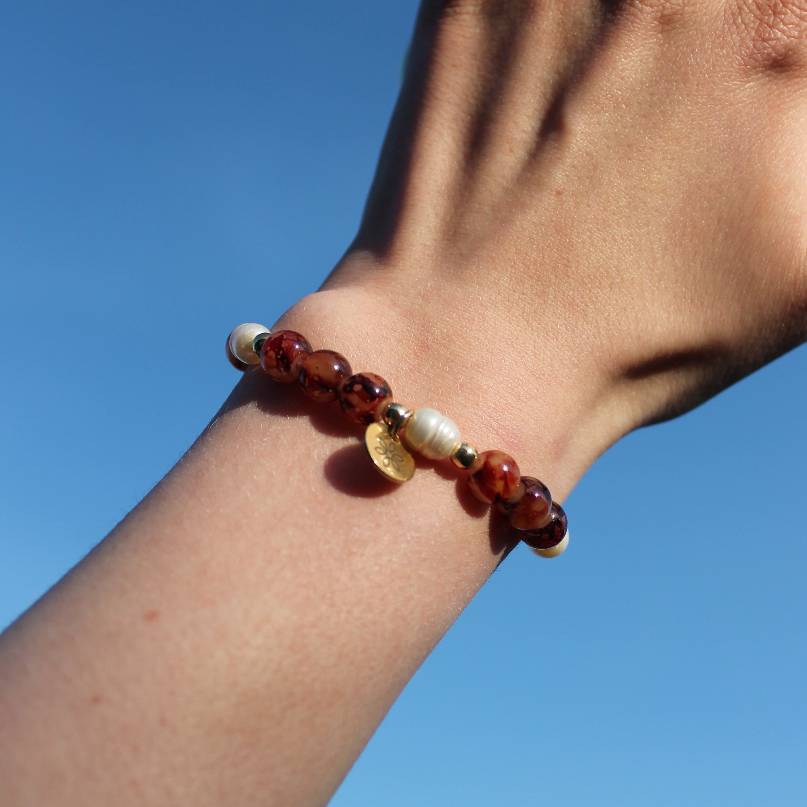 Perlenarmband rot mit Süßwasserperlen goldfarben