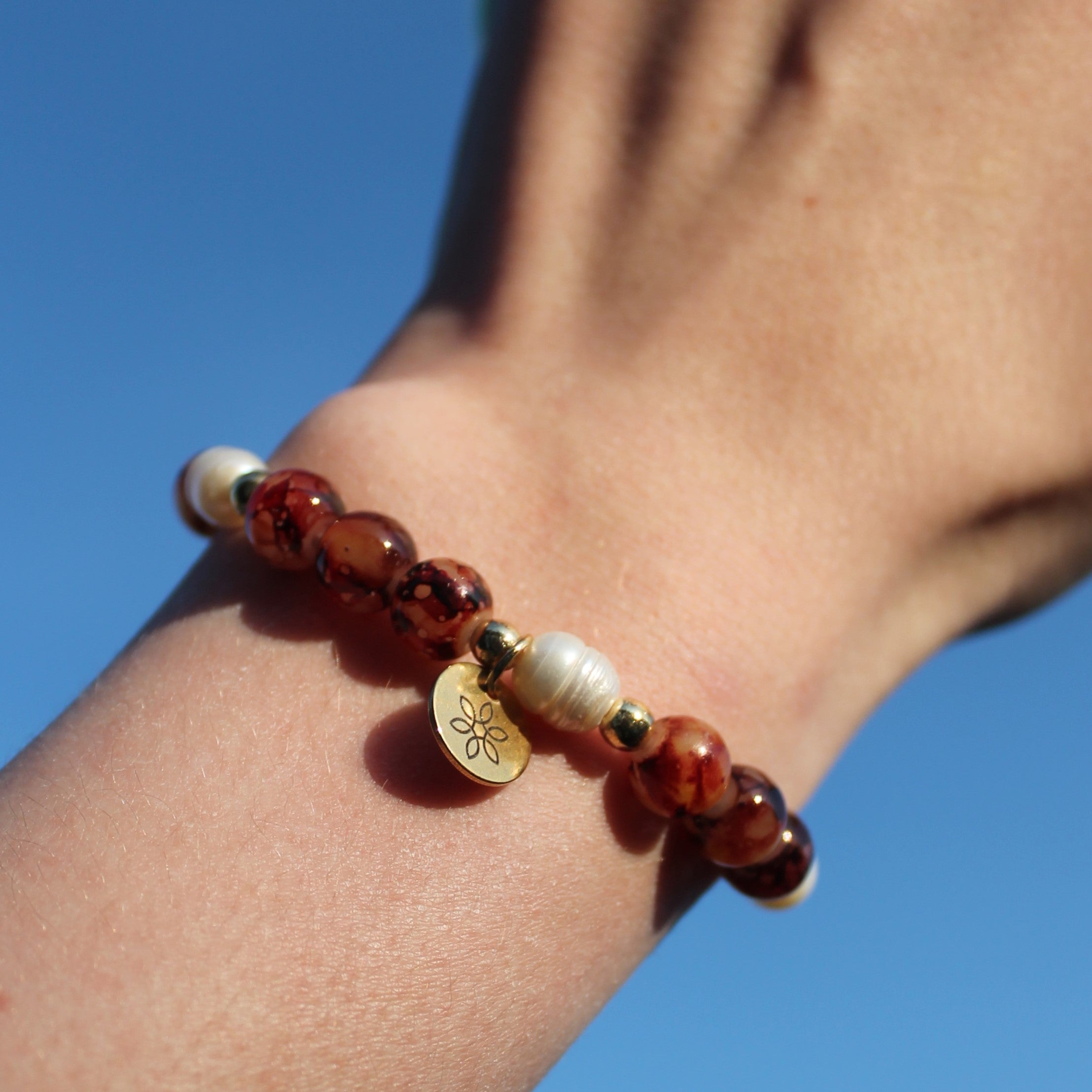 Perlenarmband rot mit Süßwasserperlen goldfarben