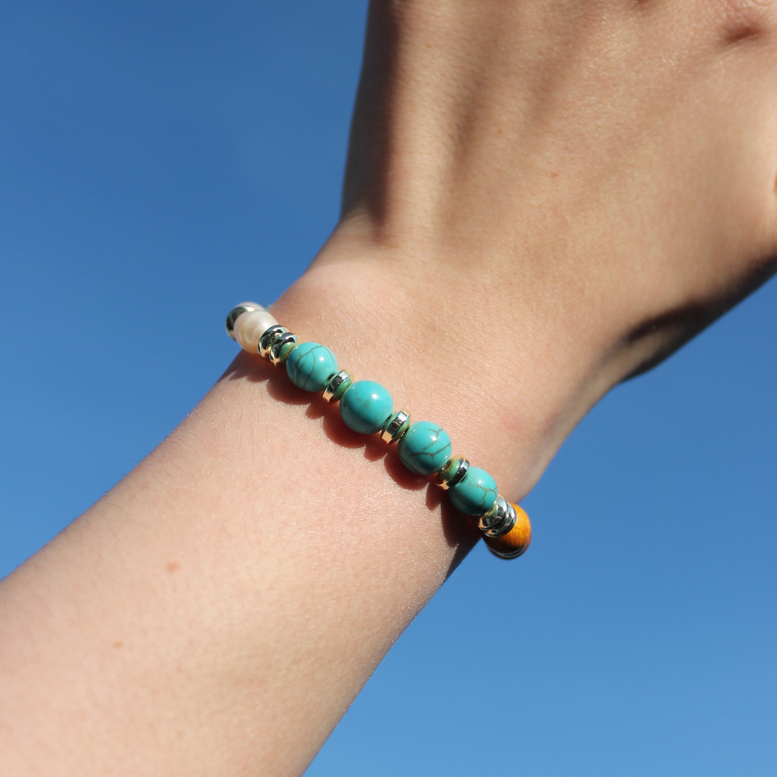 Türkis mit Süßwasserperlen Edelsteinarmband goldfarben