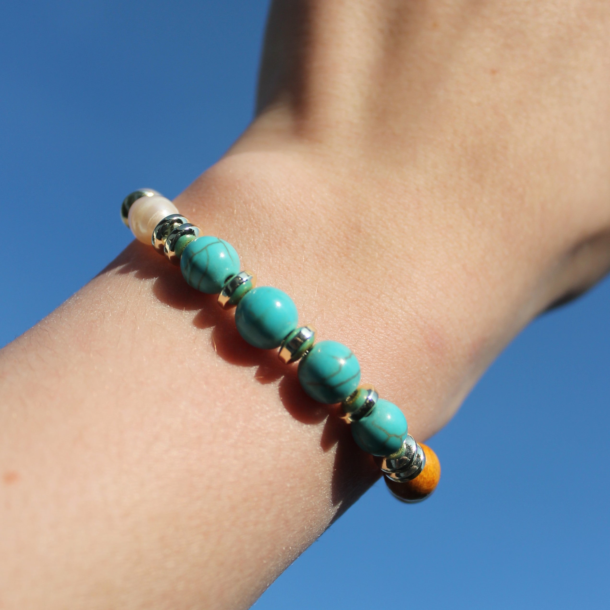 Türkis mit Süßwasserperlen Edelsteinarmband goldfarben